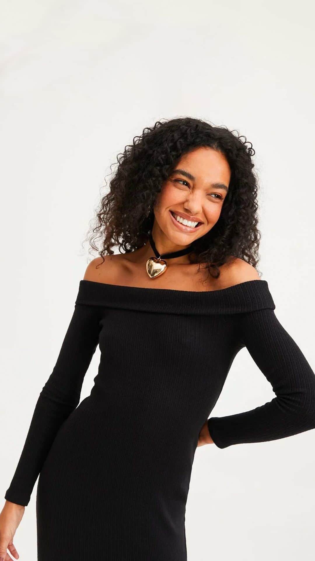 ロジャス・レナーのインスタグラム：「Ama looks all black, mas quer fugir do básico? Então se inspire nas nossas opções de vestidos com detalhes diferenciados. Passe para o lado e compre agora mesmo os modelos que mais combinam com você. #modafeminina #looks   vestido new midi 841255243 | vestido curto 680464879 | vestido curto tomara que caia 831650021 | vestido midi em ribana 817851184 | vestido new midi em ribana 848465315 | sapato oxford 804060906 | bota western 804059067 | bolsa baguete 781244568 | sapato loafer 804061546 | carteira envelope 781247380 | bolsa baguete media 780646493 | bota over the knee 804059278 . . . #PraCegoVer #PraTodoMundoVer: Temos um reels mostrando diferentes modelos de vestidos pretos que fogem do básico, apresentando detalhes diferenciados na gola ou no decote.」