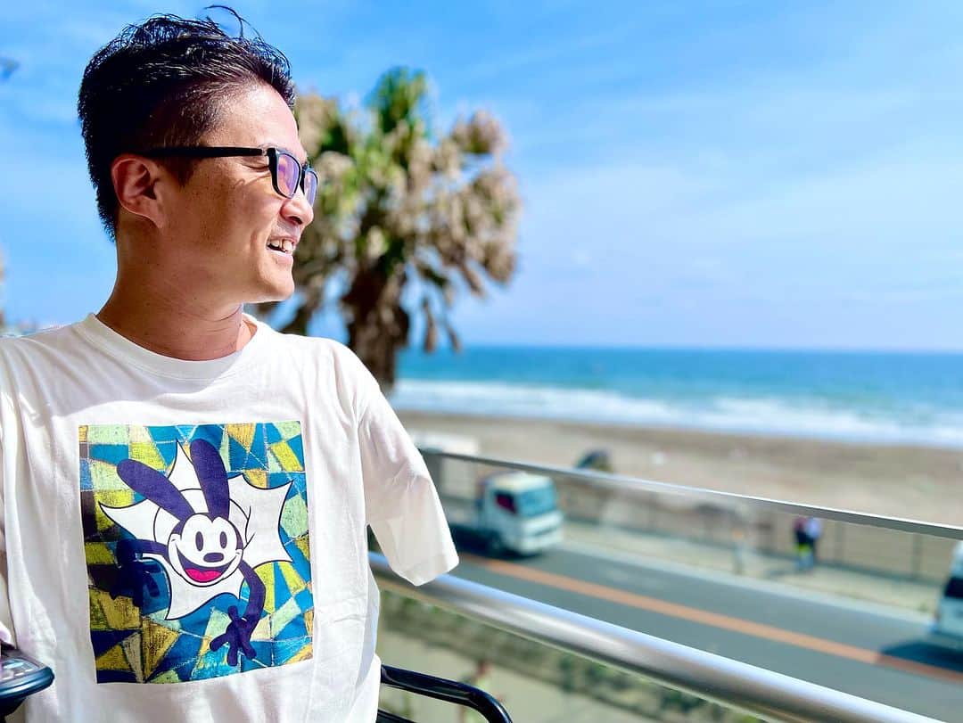 乙武洋匡さんのインスタグラム写真 - (乙武洋匡Instagram)「新しく買った #HERALBONY × #Disney のコラボTシャツを着て #湘南 におでかけしたら、まるで #広告 のような一枚になってしまいました😆」7月1日 8時02分 - ototake_official