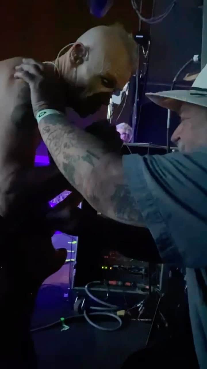 アムステルダム・タトゥー・ミュージアムのインスタグラム：「First lesson in playing the bass. @flea333 @chilipeppers Thanks for the cadillac treatment. With @louise_schiffmacher @rockwerchterfestival」