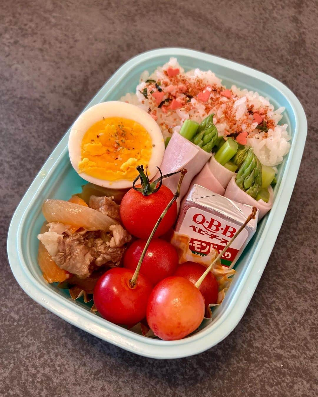 村田千弥のインスタグラム：「#サタデースクール弁当  メインは肉じゃがなのに、完全に埋もれちゃってる…」