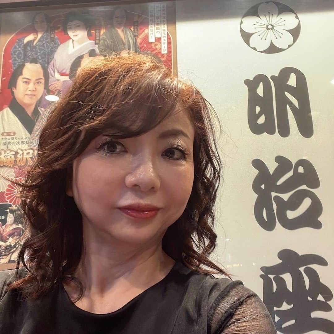 のインスタグラム：「菜摘ちゃんの舞台に行ってきましたー❗️ 老体に鞭打って頑張ってはりました❗️ すげ〜おもたい衣装で、あんなに…😳 是非、観に行ってね💕 梅沢さんの舞台は、何回行っても楽しい💕 研ナオコさんの歌も凄いし、三山ひろしさんの生声に感動😍 一緒に行った人がファンクラブに入るー言い出してました❗️  #ハイヒールモモコ #👠 #👠🍑 #CHANEL #シャネラー #グルメ #アメブロ  #モモコ新聞  #梅沢富美男 さん #研ナオコ さん #小川菜摘 ちゃん #三山ひろし さん #明治座」