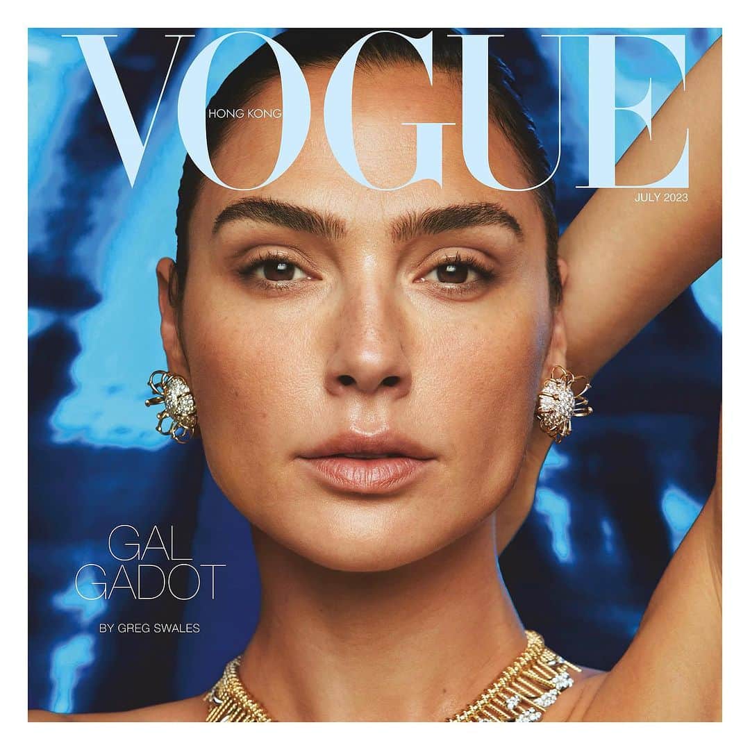 JO BAKERのインスタグラム：「G A L • G A D O T 🇮🇱 Polished raw beauty… #galgadot for @voguehongkong by @gregswalesart 📸  Style @karlawelchstylist  Hair @jennychohair  Makeup by me #jobakermakeupartist using @bakeupbeauty @forwardartists」