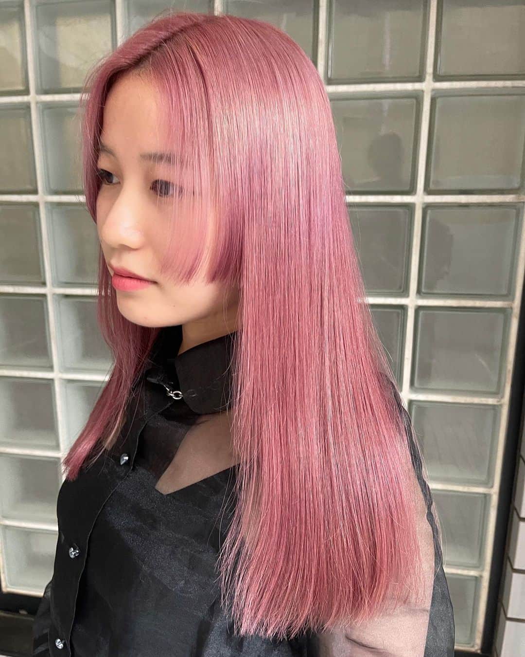 内原達也のインスタグラム：「. pale pink.  #palecolor #palepink #ペールカラー #ペールピンク #ブリーチカラー #ブリーチ #ピンクカラー #外国人風カラー #外国人風ヘアー #ハイトーンカラー #ハイトーンロング」