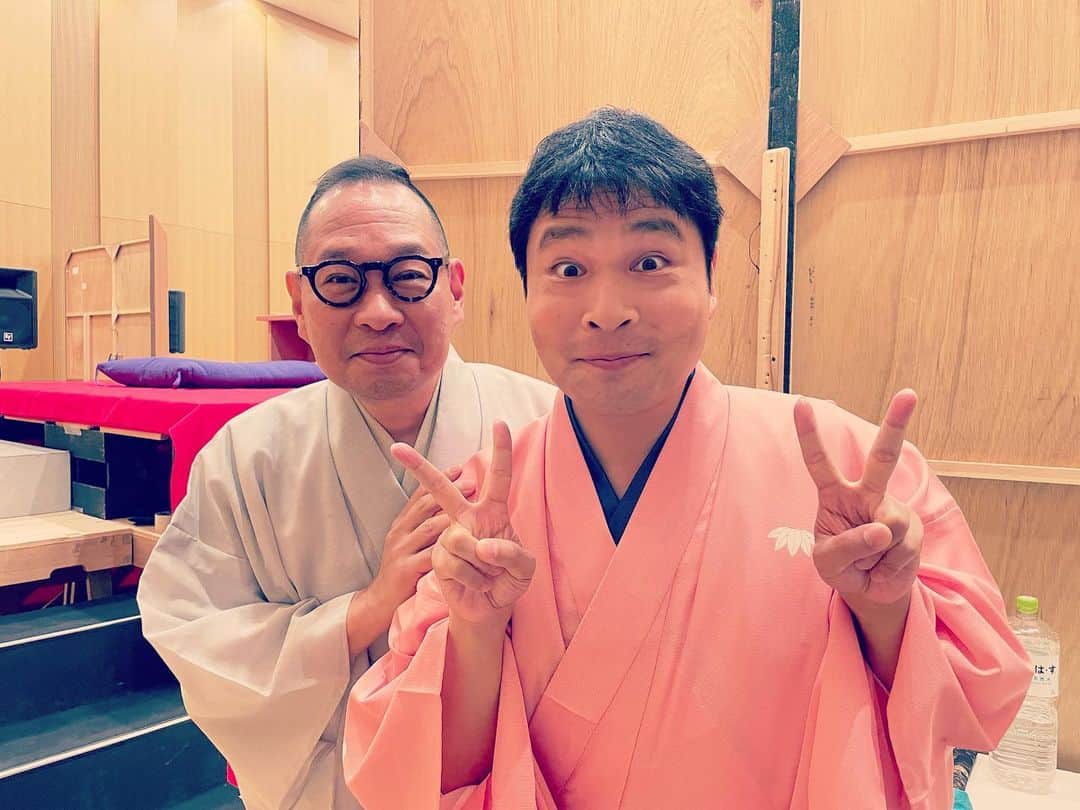 桂かい枝さんのインスタグラム写真 - (桂かい枝Instagram)「フェニーチェ堺のひるらくご😆  早々に完売‼️  仲良しの後輩　喬介さんと楽しい寄席でした‼️  お互い色々ディスり合いながらのトークの後  「牛ほめ」喬介 「ひまわり」かい枝  今日、ストーカーのニュースがあったみたいですが、お客さんはそんなに意識せず聴いてくださって良かったです🌻  石山悦子さんのこのネタ、めっちゃ好きです😘  まだ聴いてない方、是非聴いてください🙏  フェニーチェ堺のひるらくご、次回は7/21(金)13時〜  1500円と言う破格で気軽に落語が楽しめます‼️  #落語 #寄席 #お笑い #フェニーチェ堺」7月1日 8時25分 - kaishikatsura