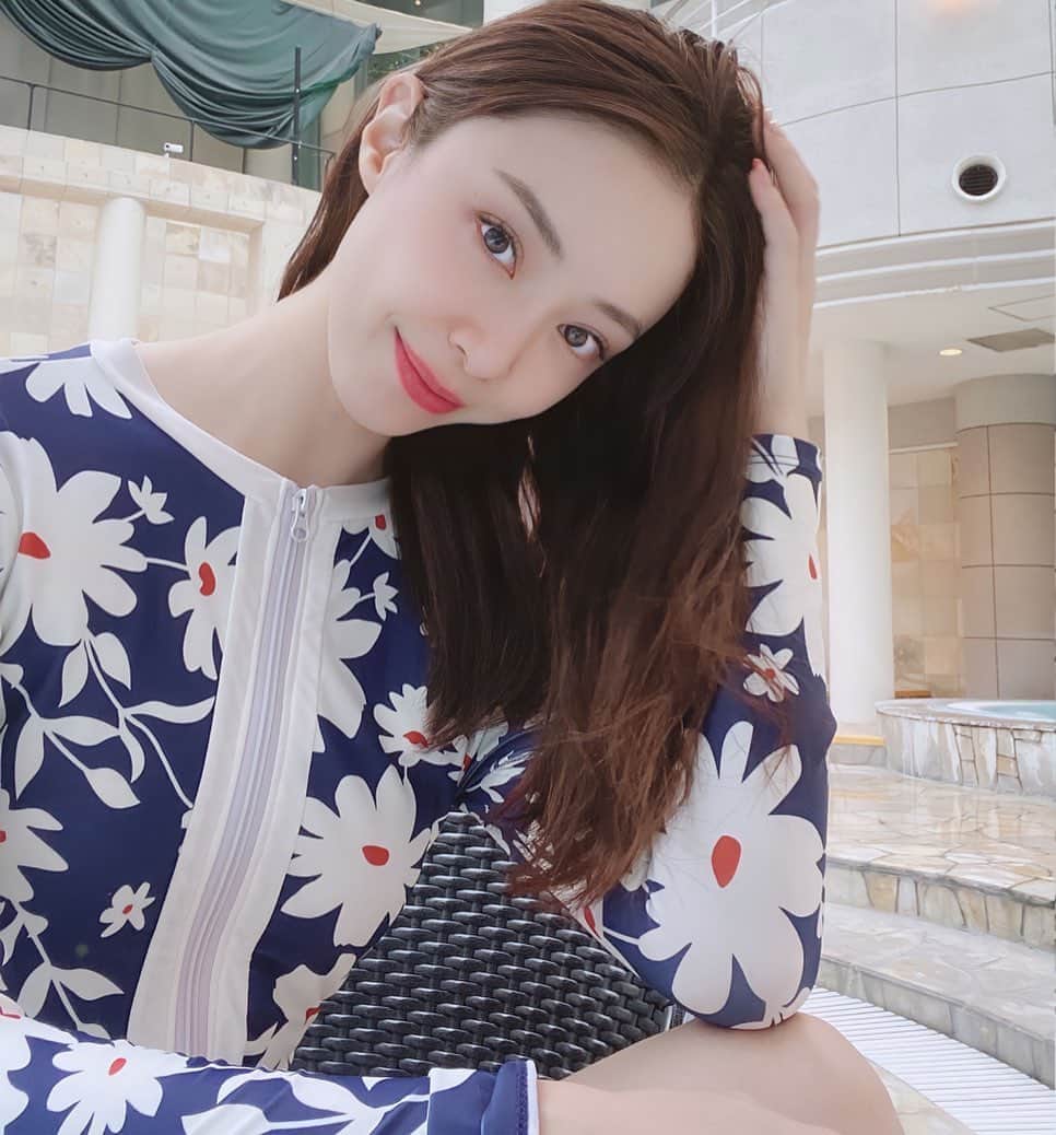 白田久子のインスタグラム：「🏊💭💕 泳ぐの大好き！ 焼きたくない人の水着は露出度低め(笑) ・ 7月は子供達といっぱい泳ぎに行こう 🤍 #7月もよろしくお願いします  #夏休みが始まる  #震えますね☺️  #室内プール #高知子育て #年子ママ」