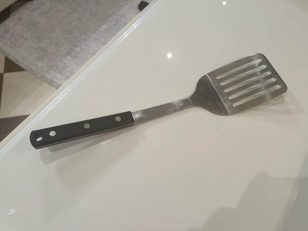 アレック・ボールドウィンのインスタグラム：「11 years today. That means steel. She bought me a grill. (suburban dad that I am) I bought her this. I know. Crazy, right? What can I say? I’m in love. Happy anniversary, @hilariabaldwin」