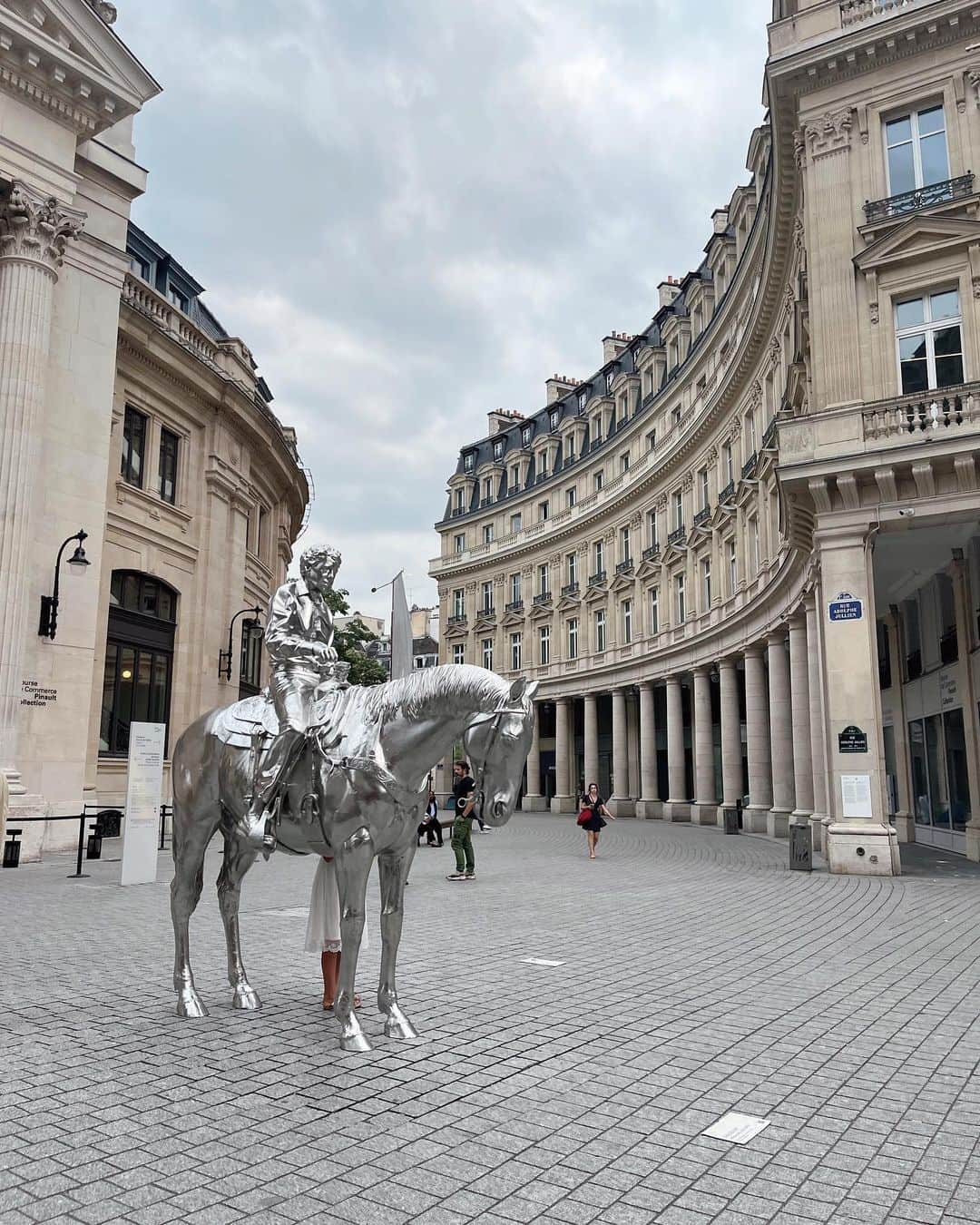 清川あさみさんのインスタグラム写真 - (清川あさみInstagram)「An exceptional place✨ Many thanks 🇫🇷   FondationPinault. J'ai été impressionné par cet espace d'exposition.  安藤忠雄さんの建築は古き良き作品との相性抜群、 素晴らしい芸術全てが集まる素敵な場所で オープニングを迎えられて感謝です✨  #paris #party #CollectionPinault #art #artist  #安藤忠雄  @boursedecommerce @danae.io #boursedecommercedeparis」7月1日 8時38分 - asami_kiyokawa