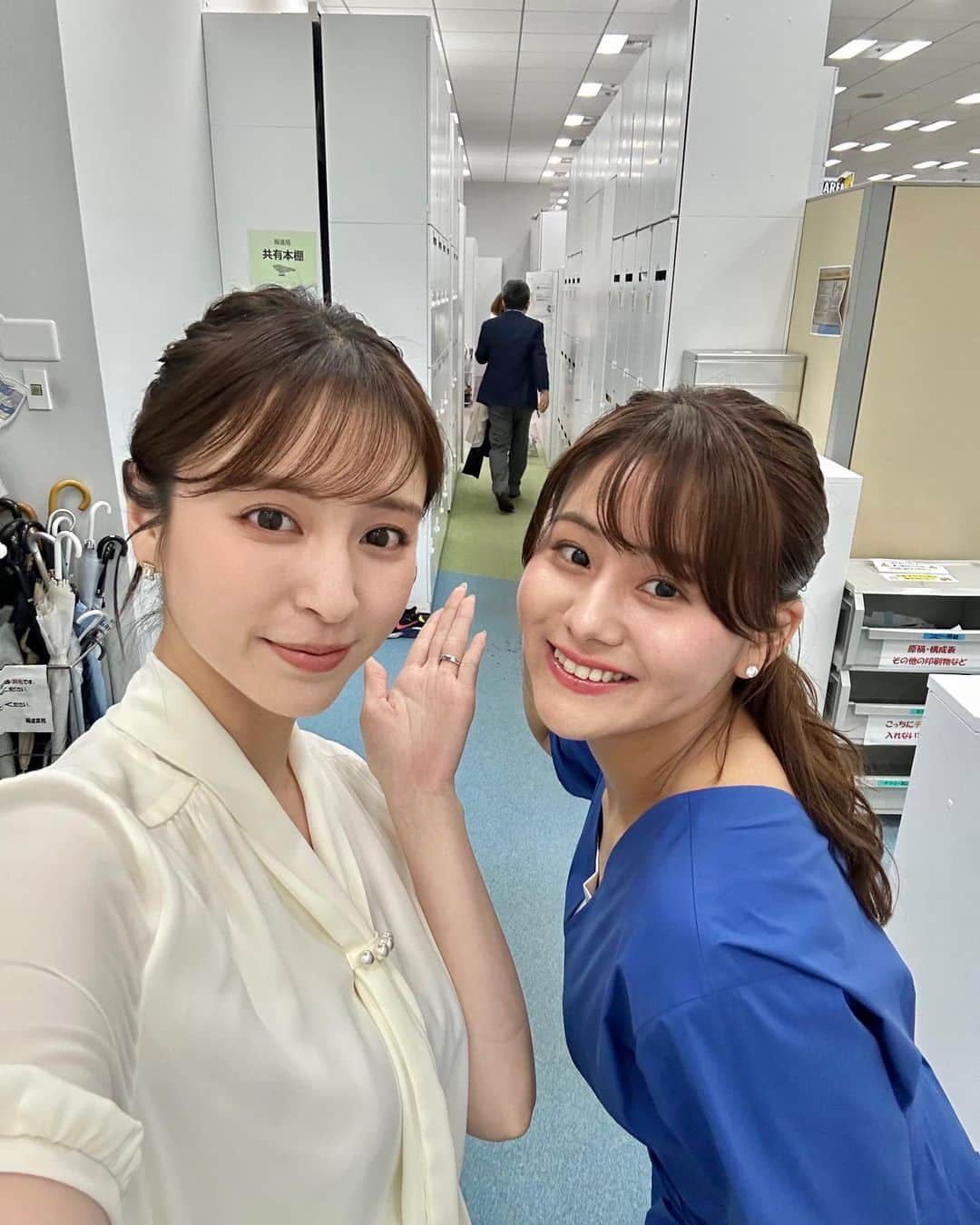 角谷暁子さんのインスタグラム写真 - (角谷暁子Instagram)「なんと前回の投稿が4月、藤井ちゃんがWBS水曜担当になった日でした😳あれからあっというまに3ヶ月も経ってしまいました(3ヶ月も投稿していなかったことは反省しています🫨🫨) 7月から藤井ちゃんの担当曜日が変わるので、一旦離れ離れに、、さみしい！記念に写真を撮ったら原田解説キャスターの後ろ姿が👔✨ 藤井、曜日がかわってもがんばってね☺️☺️ #WBS #ワールドビジネスサテライト」7月1日 8時48分 - kadoya_akiko