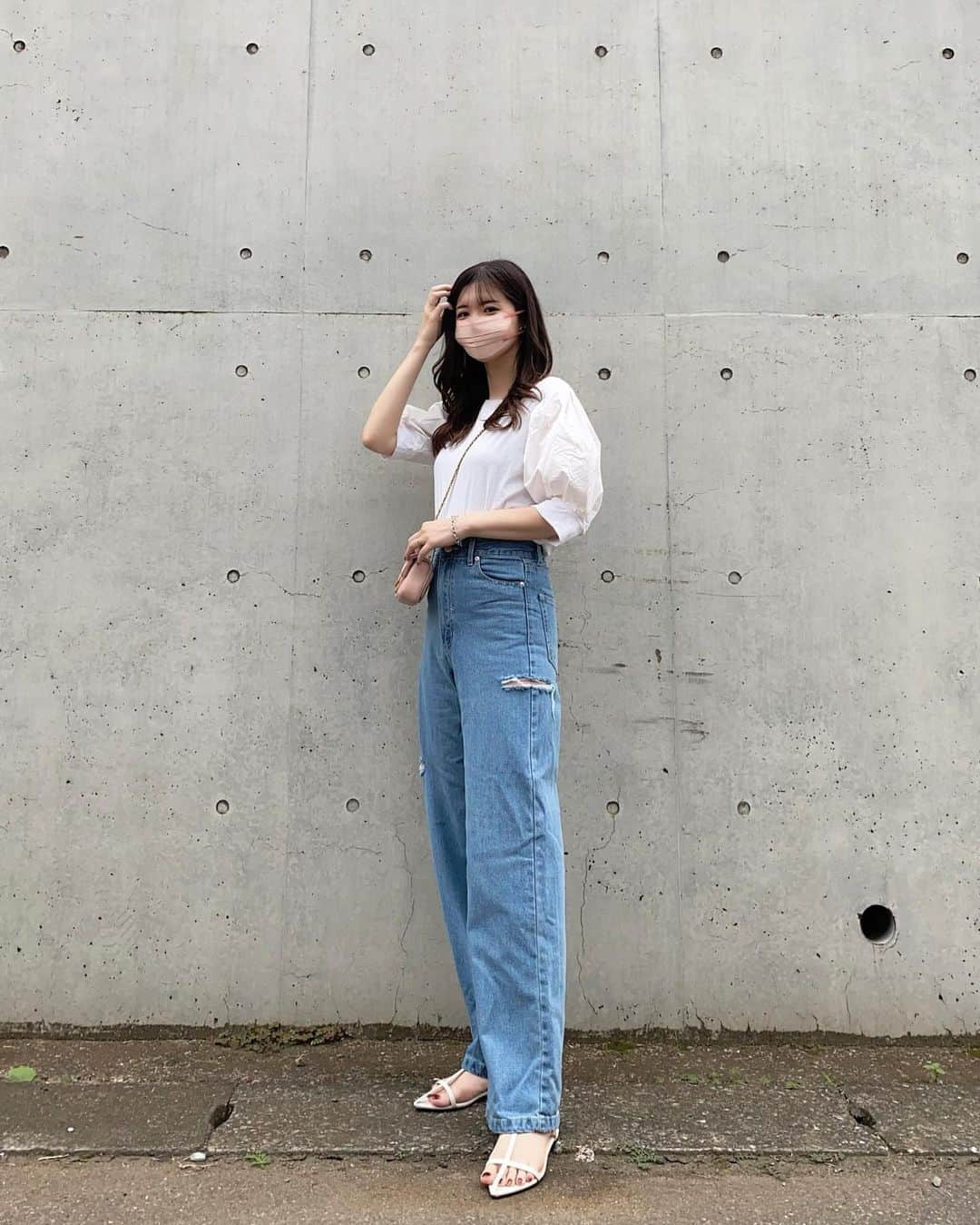 haruru0724さんのインスタグラム写真 - (haruru0724Instagram)「. moment +のデニム👖 @momentplus.official  今年はダメージデニムよく見かけますよね😍 可愛くて私も着ちゃいました🤗 ダボっとしたシルエットだけど、 ハイウエストのデザインで 脚長効果すごい👍🏻✨ これでプチプラだから驚きです😂  今日から7月🎋 毎日あっという間すぎる〜🥹❣️ . . . #momentplus #モーメントプラス #ママコーデ #ママファッション #高見えコーデ #プチプラ高見えコーデ  #きれいめカジュアル #きれいめコーデ #キレイめコーデ #大人カジュアル #カジュアルコーデ #カジュアルファッション #きれいめカジュアル #キレイめカジュアル #プチプラコーデ #デニムコーデ #デニムスタイル #ダメージデニム #産後ママ #産後2ヶ月 #0歳児ママ  #mamagirl #locari #partegram」7月1日 8時48分 - haruru0724