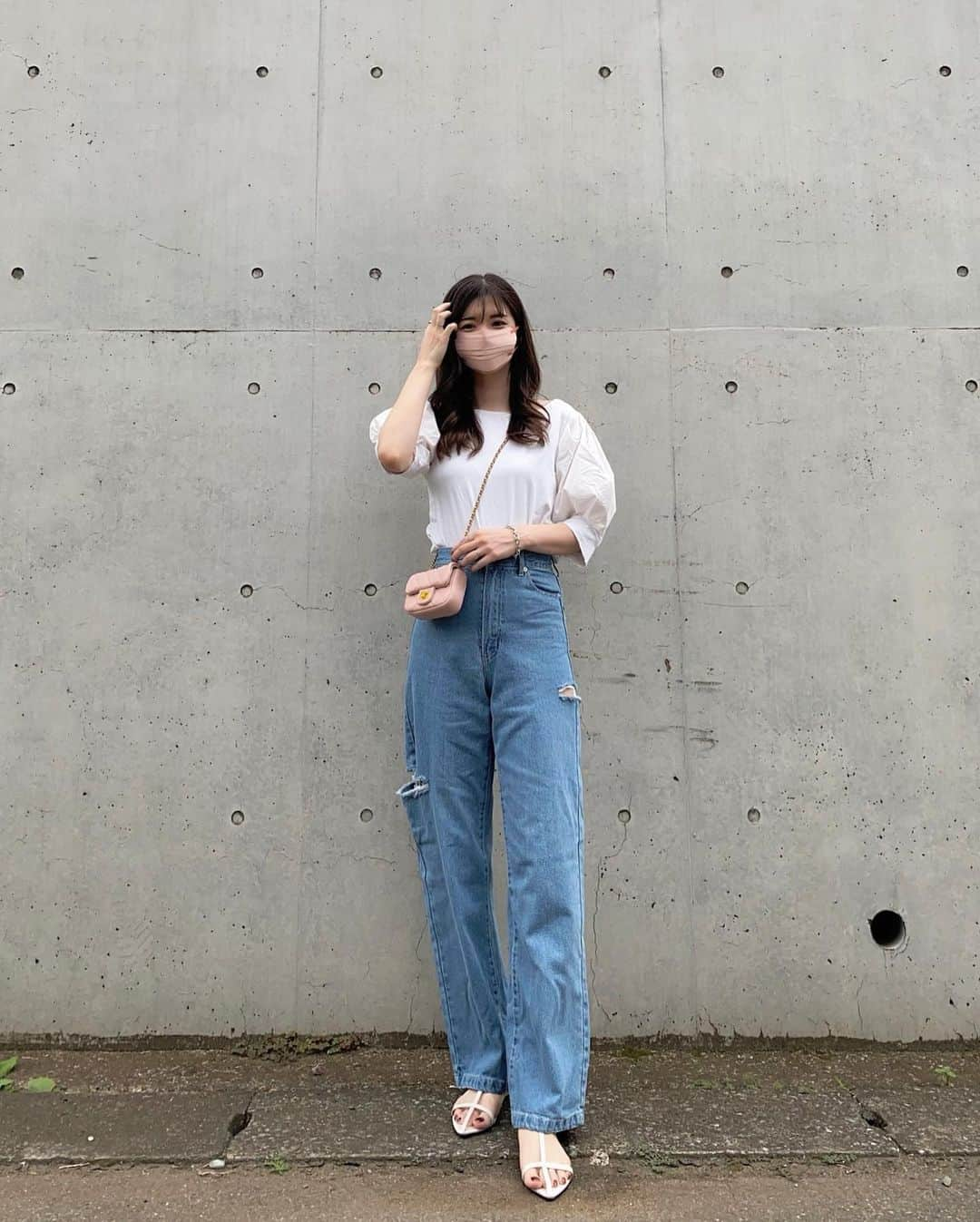 haruru0724さんのインスタグラム写真 - (haruru0724Instagram)「. moment +のデニム👖 @momentplus.official  今年はダメージデニムよく見かけますよね😍 可愛くて私も着ちゃいました🤗 ダボっとしたシルエットだけど、 ハイウエストのデザインで 脚長効果すごい👍🏻✨ これでプチプラだから驚きです😂  今日から7月🎋 毎日あっという間すぎる〜🥹❣️ . . . #momentplus #モーメントプラス #ママコーデ #ママファッション #高見えコーデ #プチプラ高見えコーデ  #きれいめカジュアル #きれいめコーデ #キレイめコーデ #大人カジュアル #カジュアルコーデ #カジュアルファッション #きれいめカジュアル #キレイめカジュアル #プチプラコーデ #デニムコーデ #デニムスタイル #ダメージデニム #産後ママ #産後2ヶ月 #0歳児ママ  #mamagirl #locari #partegram」7月1日 8時48分 - haruru0724