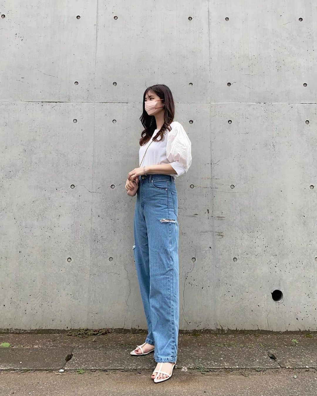 haruru0724さんのインスタグラム写真 - (haruru0724Instagram)「. moment +のデニム👖 @momentplus.official  今年はダメージデニムよく見かけますよね😍 可愛くて私も着ちゃいました🤗 ダボっとしたシルエットだけど、 ハイウエストのデザインで 脚長効果すごい👍🏻✨ これでプチプラだから驚きです😂  今日から7月🎋 毎日あっという間すぎる〜🥹❣️ . . . #momentplus #モーメントプラス #ママコーデ #ママファッション #高見えコーデ #プチプラ高見えコーデ  #きれいめカジュアル #きれいめコーデ #キレイめコーデ #大人カジュアル #カジュアルコーデ #カジュアルファッション #きれいめカジュアル #キレイめカジュアル #プチプラコーデ #デニムコーデ #デニムスタイル #ダメージデニム #産後ママ #産後2ヶ月 #0歳児ママ  #mamagirl #locari #partegram」7月1日 8時48分 - haruru0724