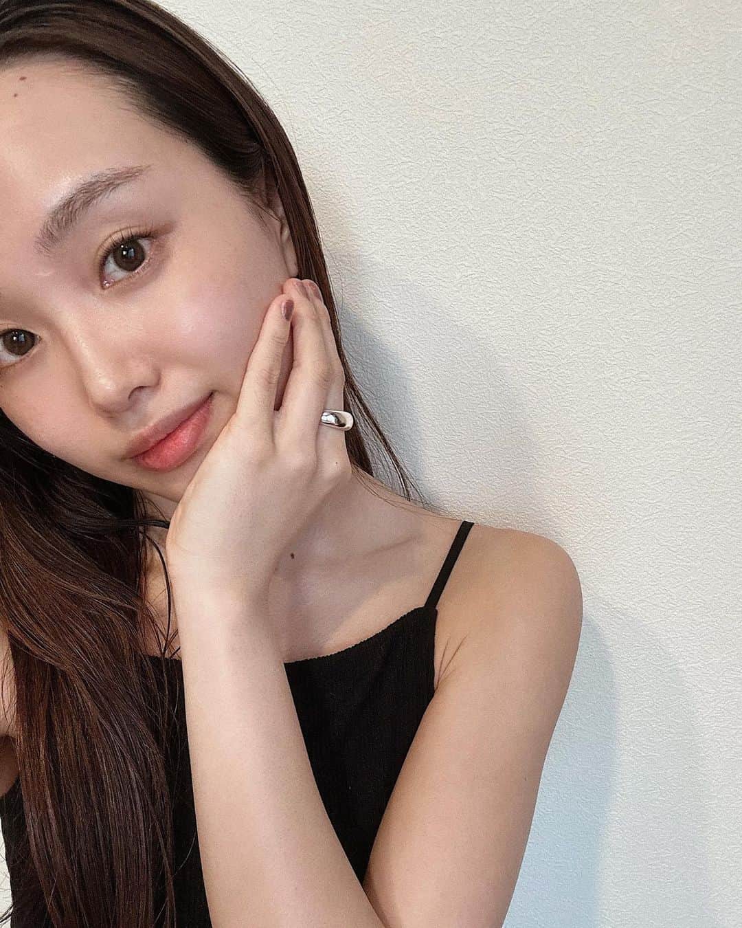 氏家夏乃さんのインスタグラム写真 - (氏家夏乃Instagram)「___  ʀᴇ́ɴᴇʀɢɪᴇ ʜᴘɴ ᴄʀᴇᴀᴍ  この夏で29になるので #エイジングスキンケア はじめました🧖🏼‍♀️🖤  ベストコスメ大賞2023を受賞している Lancômeの#レネルジーHPNクリーム  昨年ベストコスメを総なめした「レネルジー HCF トリプルセラム」と同じラインのクリーム✌︎  1週間くらい使用してみて、みるみる素肌の質感が ぷるんっとして透明感がでてきた✌︎  顔から首までマッサージするように伸ばしながら 塗っていくとなめらかさと弾力がすんごい🙌🏻 （最後の動画ぜひみてみて👀📽）  〜 成分について少し説明✏︎〜 300種類の驚異的な数のペプチド配合 ＋ヒアルロン酸/ナイアシンアミド配合 信頼度が高い成分でできているため ハリ/弾力/透明感を実感しやすく でもベタつかない最強クリームになってるそうです〜🗒  #プレ花嫁美容 でも化粧水/美容液をずっと ランコムを愛用してたのですが、見た目も可愛くて 気分も素肌も上げてくれるの最高すぎるねぇ  クセのないクリームなので ギフト等にも良さそう🙆🏼🫧  __________________________  #lancome #RÉNERGIEHPNCREAM  #ランコム #300ペプチドの恵み  #ランコムGIFT #lancomeskincace #PR #アラサー美容 #花嫁美容 #花嫁美容スキンケア」7月1日 8時45分 - natsuno_ujiie