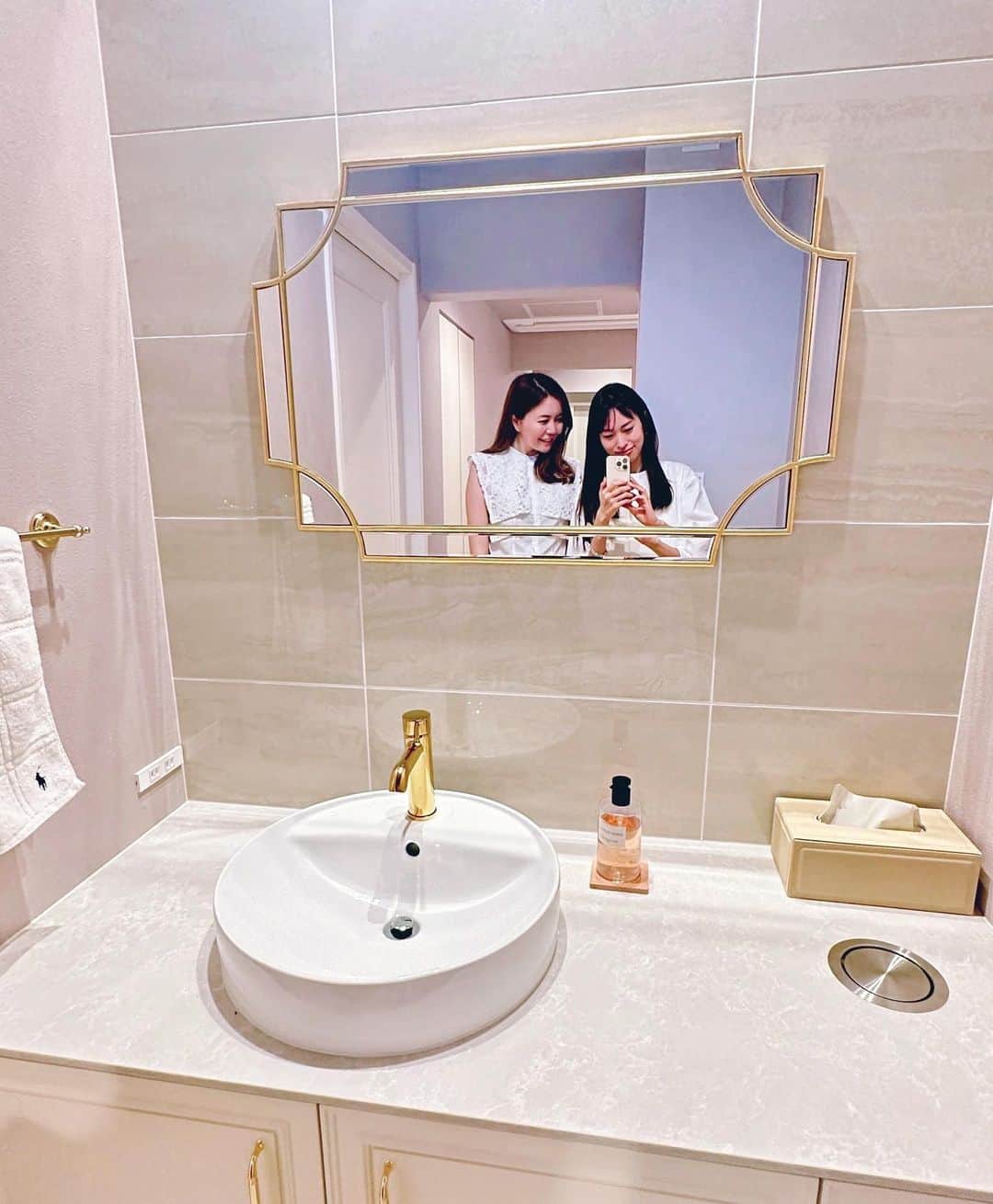 岡本静香のインスタグラム：「宮本佳実さんのご自宅に招いて頂き、ちょっと名古屋へ  建てる前からお話聞いていたので、実際に素晴らしく素敵なおうちが完成していて、そこにいることに感動💓💓  ひとつひとつのこだわりに愛情を感じるからか、じーんとしてしまう  特に洗面所の🪞スペースがかわいすぎて  初めてシュプちゃん（🐕）に会えたのも嬉しく、ふわ〜っと軽くなる時間でした」