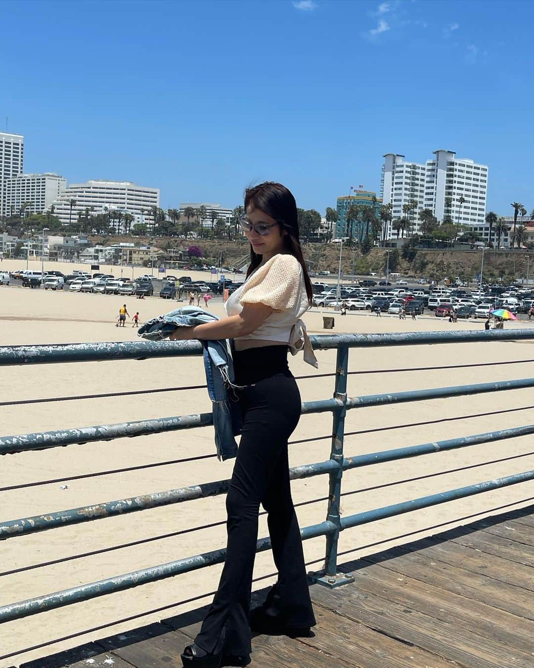 黒田美耶子さんのインスタグラム写真 - (黒田美耶子Instagram)「ロサンゼルスで着る服は日本では着ないのでロサンゼルスに置いて帰ります。 （と言っても次来ても着ないのであげて帰ってきます）  この日はSanta Monica とVenice beachの間に車を止めたので、beach 沿いを歩きながらpiaの前のレストランへ  西海岸は色んなビーチがありビーチによって景色が違います。 #venicebeach  #santamonicapier  #西海岸  #ロサンゼルス好きと繋がりたい  #losangels  #japanese  #仕事頑張るしかない  #頑張るおかあさん  #頑張る人を応援したい」7月1日 8時50分 - miya_kuroda