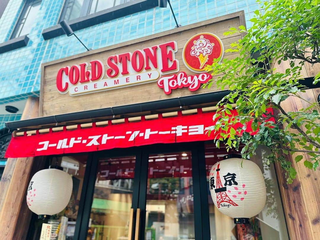 のインスタグラム：「. おはようございます！  コールドストーン 原宿店は、立地と幅広いニーズに合わせた特別仕様のデザインです🗼🫧.° ぜひ商品と一緒に店舗の空間、世界観をご堪能ください。  本日もご来店お待ちしております！  📍東京都渋谷区神宮前6-6-6　原宿TSビル1F 🚃千代田線・副都心線「明治神宮前〈原宿〉駅」出入り口4・5・6から徒歩3分  #コールドストーン #コールドストーン原宿店 #原宿スイーツ #原宿 #harajuku #アイスクリーム #クレープ #coldstone #coldstonecreamery #スイーツ好きな人と繋がりたい #アイス好きな人と繋がりたい #アイス部 #東京スイーツ #神宮前6丁目」