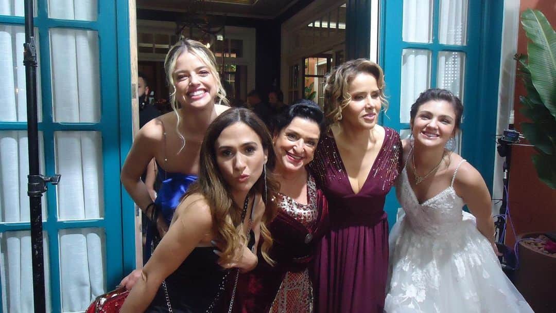 アガサ・モレイラさんのインスタグラム写真 - (アガサ・モレイラInstagram)「bastidores com cybershot do casamento ♥️ #terraepaixão」7月1日 9時05分 - agathaamoreiraa