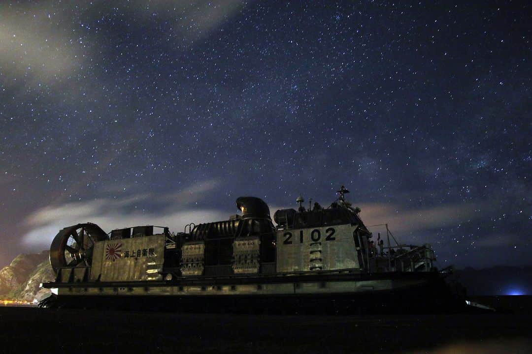 海上自衛隊さんのインスタグラム写真 - (海上自衛隊Instagram)「満天の星空 まさに天然のプラネタリウム  #LCAC #星空 #夜空 #きらぼし #写真好きな人とつながりたい」7月1日 9時00分 - jmsdf_pr