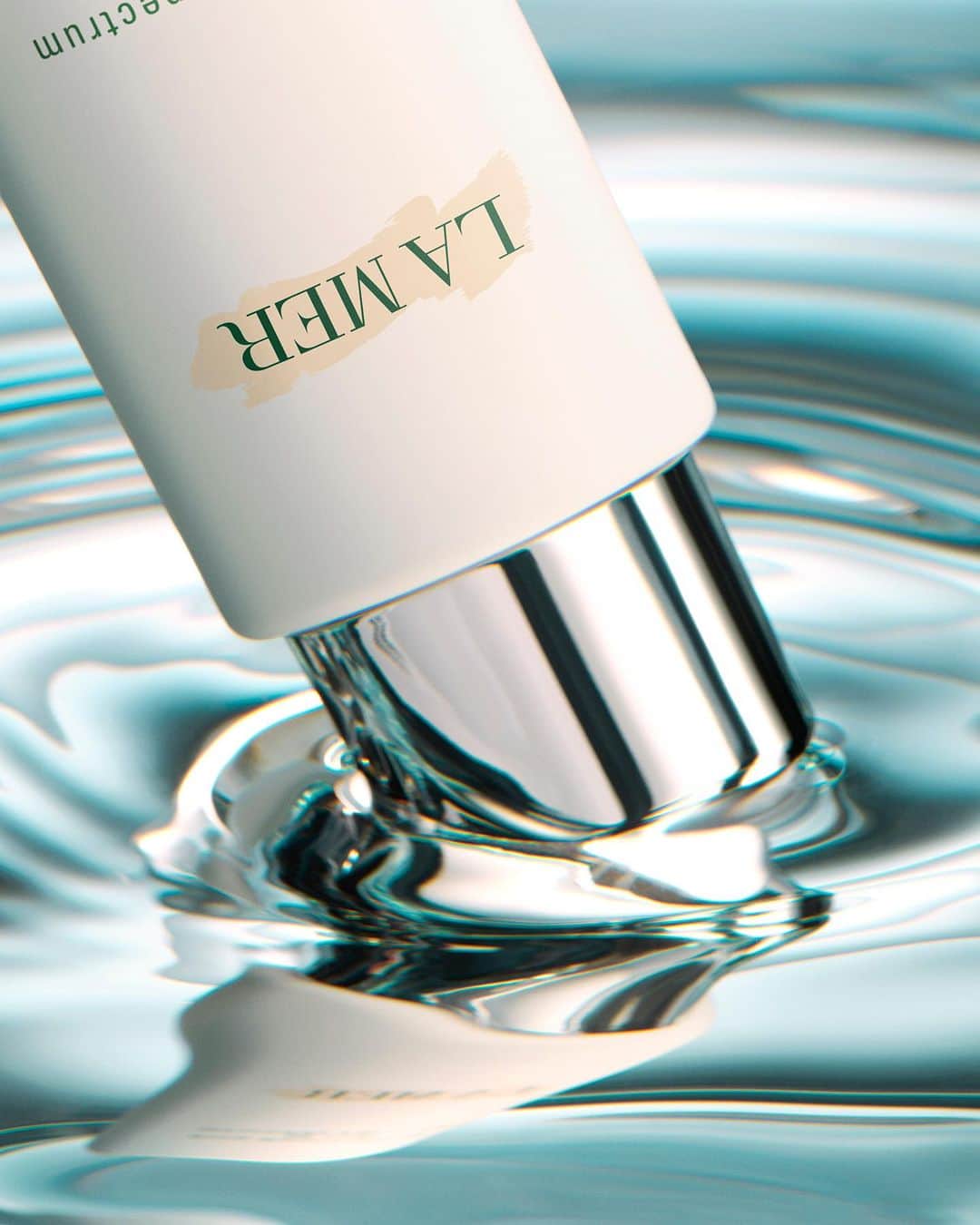 ドゥラメールのインスタグラム：「Say hello to lightweight SPF, the La Mer way.   Whether you’re beach-bound or relaxing poolside, help protect skin from damaging UV rays with The Broad Spectrum SPF 50 UV Protecting Fluid. Infused with youth-renewing Miracle Broth™, our quick-absorbing treatment is designed to be worn over your moisturizer or under makeup.  Shop your La Mer sun care essentials at the link in bio. #LaMer #LaMerSkincare #LaMerSPF」