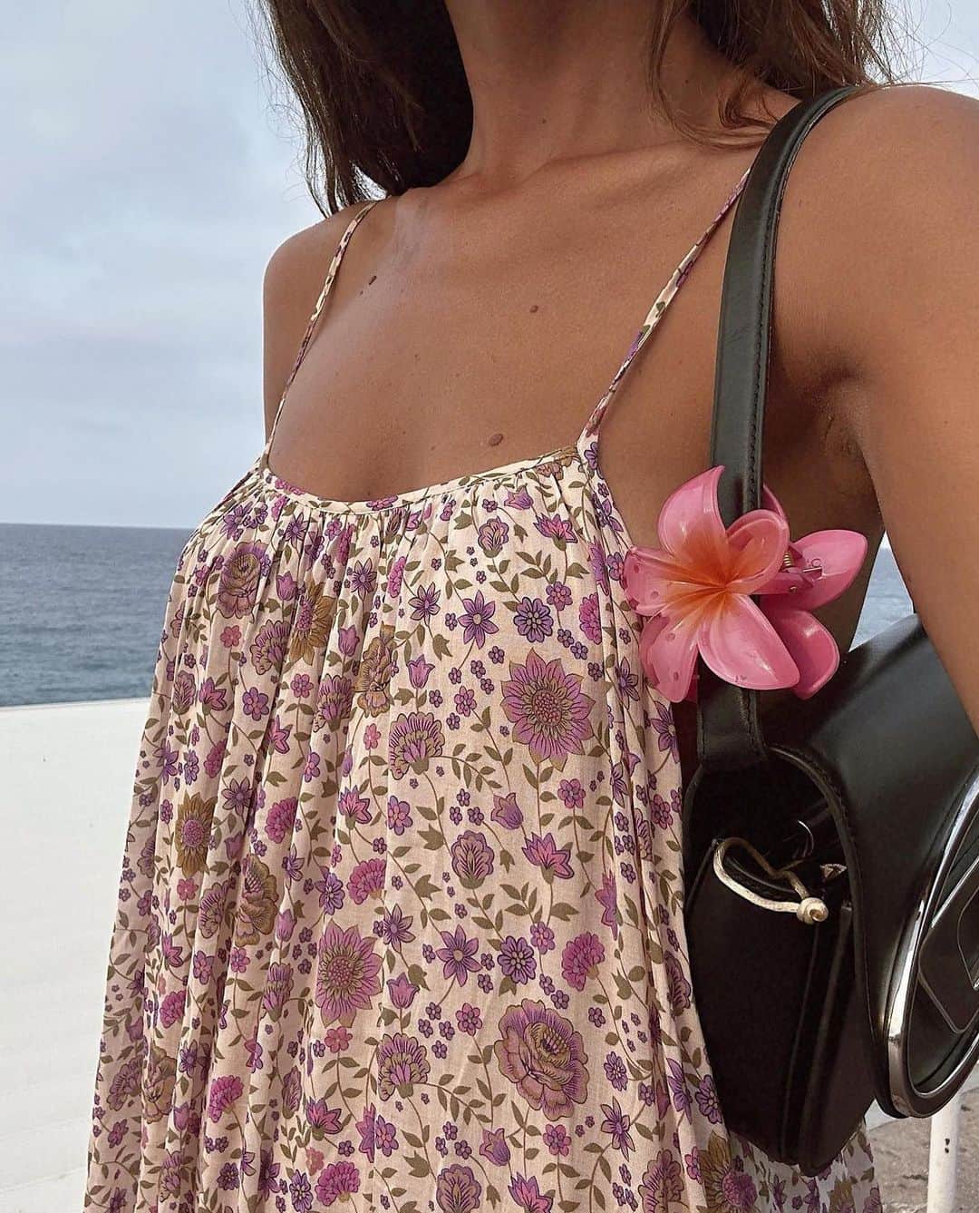 SPELLのインスタグラム：「Seaside details of our Lady Untamed Strappy on @cestclau 🌸」