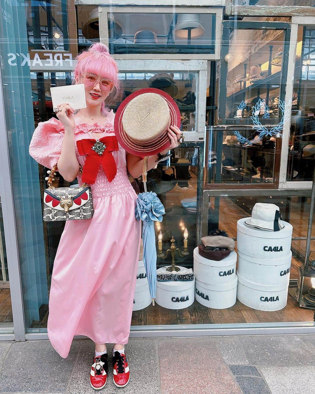 Etsuna otsukAさんのインスタグラム写真 - (Etsuna otsukAInstagram)「ハッピー軽井沢デート❤️プレゼントたくさんもらった😳 素敵な一日🥰开心轻井泽旅行约会❤️收到给我买的帽子礼物、给俩娃买的玩具🥺又突然收到巧克力和粉色饮料🥤 #軽井沢 #ca4la #gucci」7月1日 9時11分 - etsunaotsuka