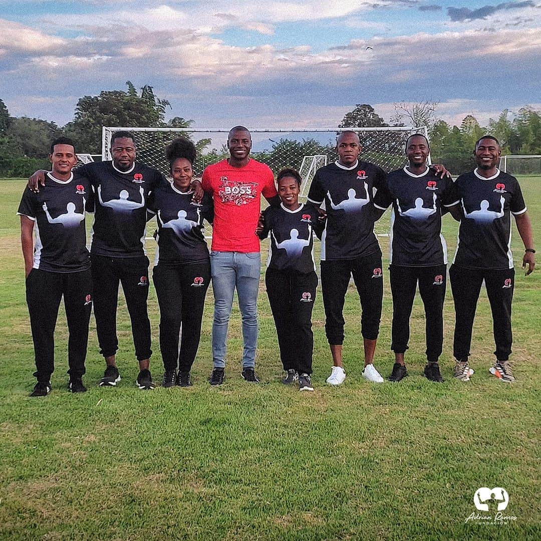 アドリアン・ラモスのインスタグラム：「Este es el equipo de la Fundación Adrian Ramos. 🤩  Talento ➕ dedicación ➕entrega 🟰🔝  Comprometidos con la formación complementaria de nuestra niñez. 💪🏾」