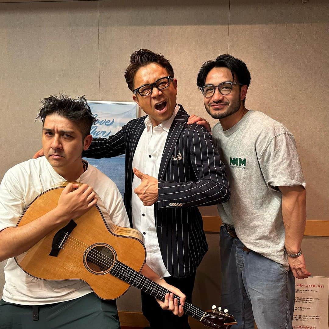 伊津野亮のインスタグラム：「初顔合わせとは 思えない 化学反応な時間でしたよ！ MASSAN×BASHIRY with ryoizuno 近々にまた3人でやらかそうよ☠️ 混ぜるな⚠️危険な3人衆！？ エッジの効いたギター ベルベットな声で紡ぐラップ 唯一無二な2人と出会えて良かった！ 勝手に #icocoonファミリー  #伊津野亮 次は8月辺りに再会しましよ！」