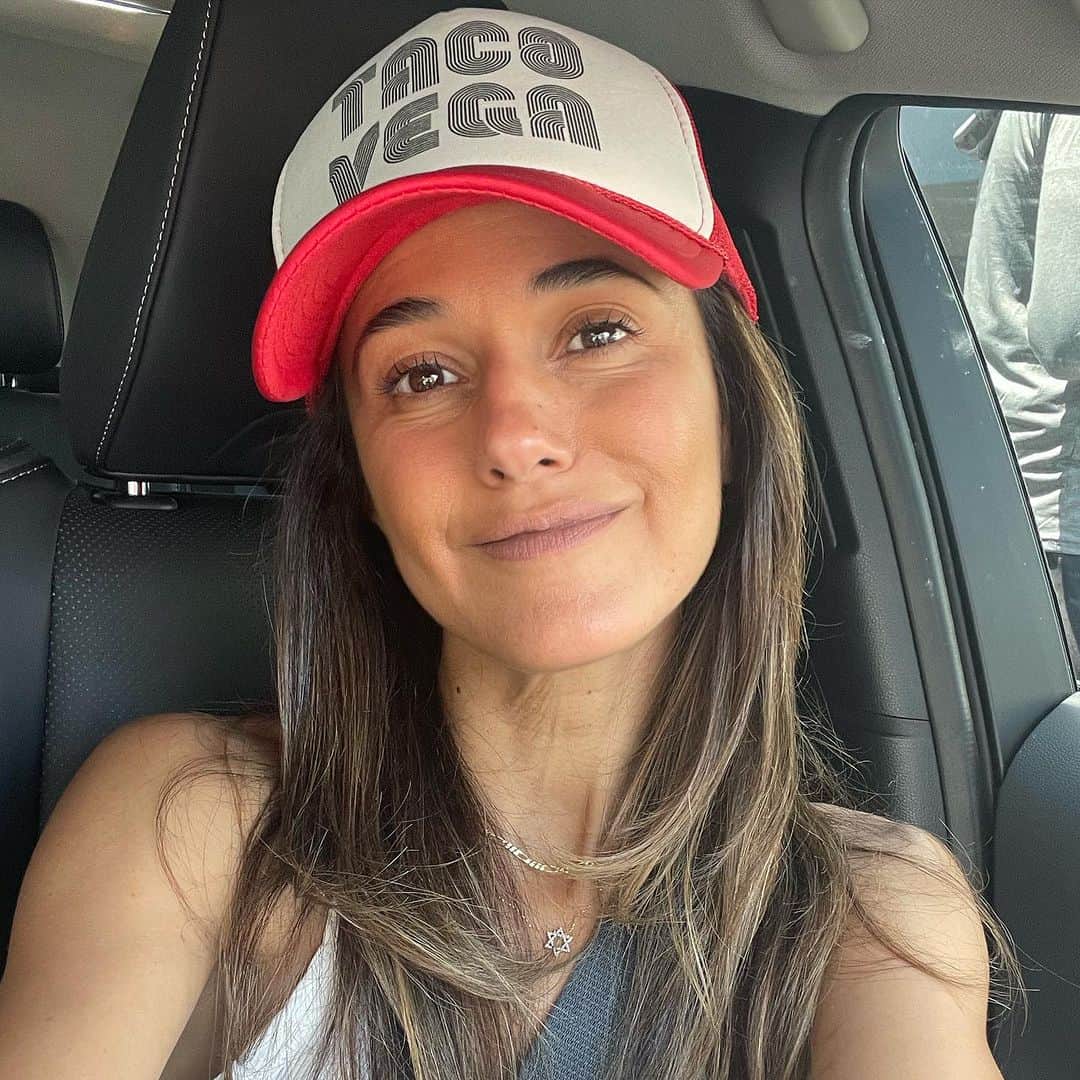 エマニュエル・シュリーキーのインスタグラム：「Happy Summer Friday indeed!!! Wishing you an amazing long weekend ahead! #shabbatshalom❤️」