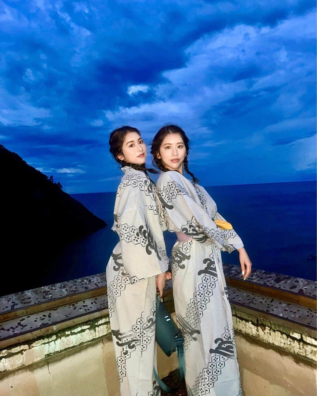 twinsりなりかのインスタグラム：「phenomenal sky💙💙  山と海に囲まれた絶景がみれる 最高なホテルでした！ 行くまでジグザグ道で大変だったけど着いた瞬間絶景で吹き飛んだ🤭  #兵庫 #国内旅行 #ホテル #ホテルライク #温泉 #金波楼 #phenomenalshot」