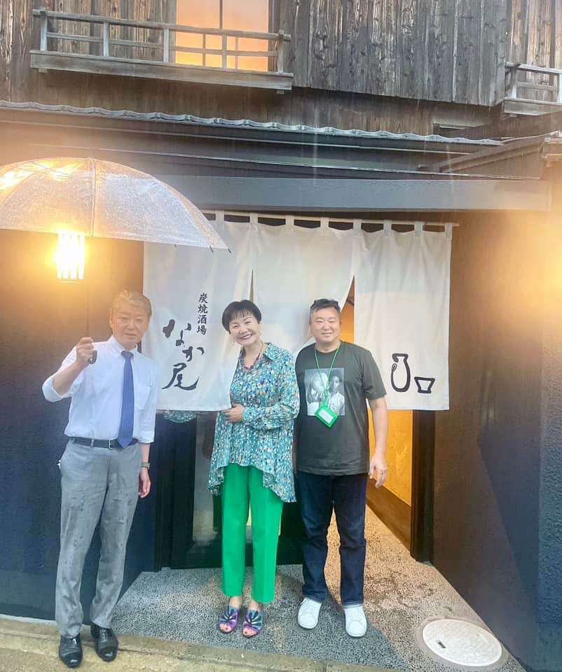 山本華世のインスタグラム：「警固の・・・また、ここら辺が変わっていくんだろうなぁ、と、感じた瞬間でした。美味しい鰻が食べられますよ。7/9グランドオープン。ひと足お先にお邪魔させて頂きました。おめでとうございます㊗️ 警固1-3-17 【うなぎの なか尾】 #警固グルメ #福岡グルメ #鰻 #うなぎ #せいろ蒸し  #なか尾」