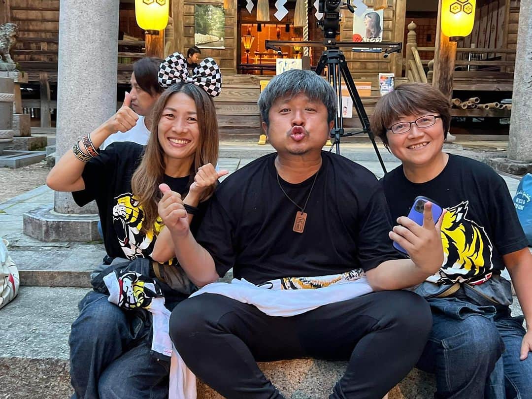 大谷ノブ彦のインスタグラム：「いよいよだ 本日 京都南座での レインボーフェス 藤川さん 西村さんの 結婚式だ  藤川 美帆 西村和子  話をはじめて ふってもらった時 正直これは難しいんじゃないかと 思った  主催が別にあるわけでない 個人があの南座で結婚式あげて 音楽でみんなと歌って踊るって もちろんそんなこと南座でやった人なんていない 長い歴史の中で一度もない  できたら すごいけど みたいな感じやった 僕の中ではね  でも2人は いろんなハードルを越えて 着地まで持っていった  すごいよ 本当に  クラファンが成功して 沢山の人がくるって 聞いたとき 素直に拍手した  でも そんな甘くはないのよね  その後 もっとお金かかるとか 客席だって もっと埋めないとダメだとか 演出上 客席では飛ぶことができない やれること限られるとか  そうなのそうなの  イケると思ってもいろんな難題が 次から次へとやってくるのよ  こういうのあったなぁ お笑いライブやフェスやお祭り イベントの類いには 大小関係なく 当日まで何が起きるかわからない  でも やめる気配はない それどころかそんな トラブルも覚悟の上みたいな 清々しさが2人にはある  誰もやったことないことを やるんだもの そりゃそうだよね  僕は 今から京都に向かうんだけど 正直 不安はまだいっぱいある  心配性の僕は同時にプレッシャーも 感じる  ビビったところで どうにもならない 分かってはいるけど そういう性分だ そういう人間だ  いや そうなんだけど  なんだ うーん 不思議と 感謝の気持ちでいっぱいになる  こんな現場にたたせてもらって 感謝しかないよ  2人に お客さんに スタッフに 南座に本当に感謝　  藤川さん 西村さん 心からおめでとう  そして 出会ってくださり 本当にありがとうございます  自分のやれることを 精一杯やります  今日は一日笑います 皆様に笑って楽しんでもらいます  あっ 俺 芸人だったわ  すいません 無敵でした  では 行ってきます  私がダイノジ・大谷でございます」