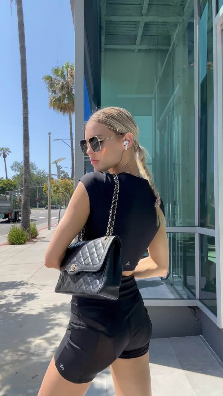 Joy Corriganのインスタグラム：「A day in @alo 💣🖤💣🖤」