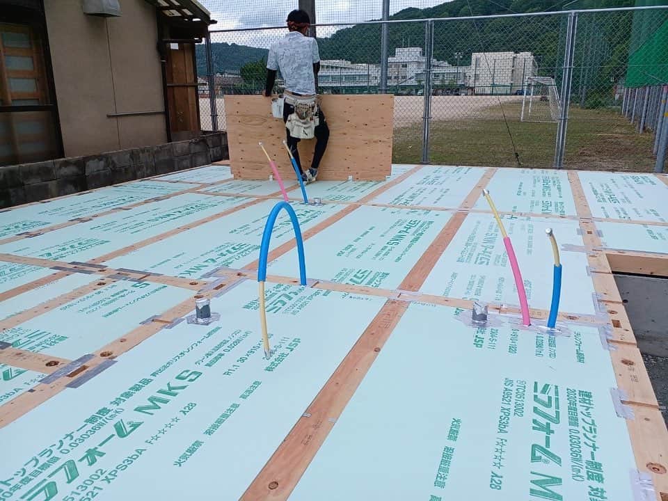 ヒヨシケンセツさんのインスタグラム写真 - (ヒヨシケンセツInstagram)「おはようございます〜‼︎ 昨日はすごい雨でしたね。 朝もシトシト降ってますが… 被害が出ない事を願います‼︎ ＊ ＊ #hiyoshiスタイル16棟目 #ジブンハウスhiyoshiエディション ＊ ＊ 天気のいい日に土台敷き‼︎ 本日の上棟に向け 準備してきました‼︎ 本日の上棟… 今朝まで天気の影響を悩みましたが 安全第一に スタッフ一同で頑張ってます‼︎ ＊ ＊ #島根 #益田 #益田市 #工務店 #陽吉建設 #ヒヨシケンセツ #注文住宅 #FPの家 #高気密高断熱 #ジブンハウス #ジブンハウスhiyoshi #新築 #マイホーム #家づくり #家はスマホで買う時代 #デザイン #オシャレ #間取り#暮らしを楽しむ #収納 #断熱材 #現場 #完成見学会 #アクセントクロス #丁寧な暮らし #快適な暮らし #シンプルホーム」7月1日 9時24分 - hiyoshi.ken