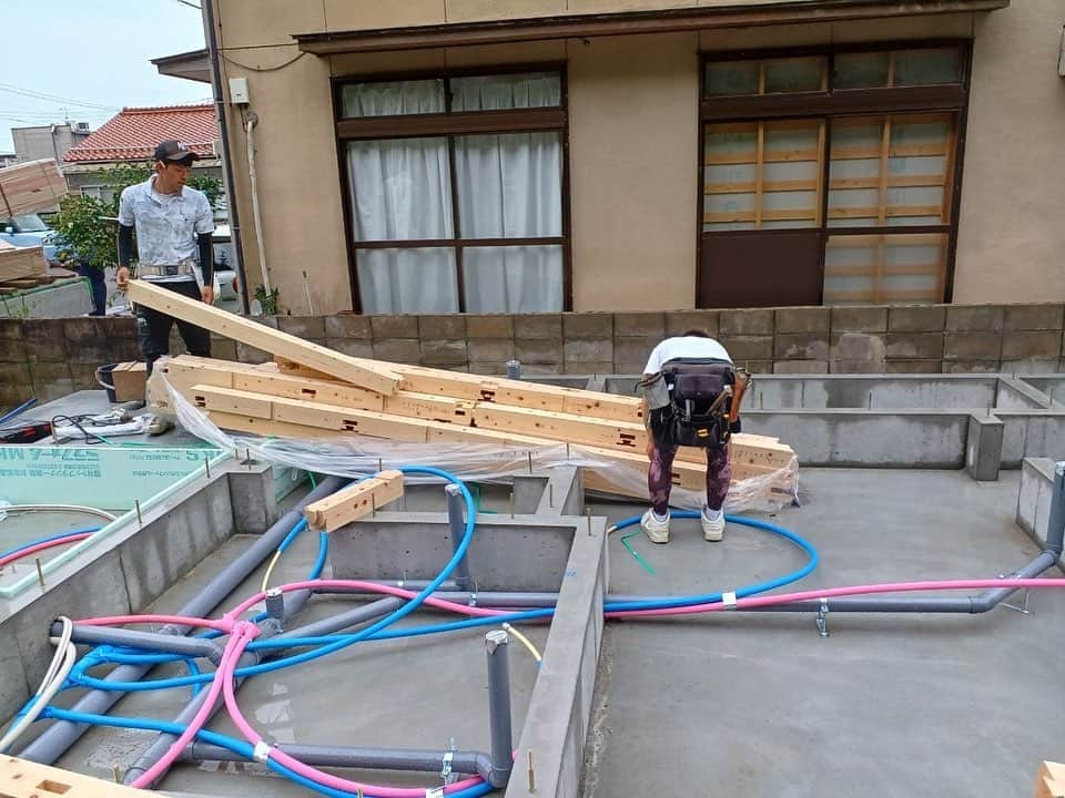 ヒヨシケンセツのインスタグラム：「おはようございます〜‼︎ 昨日はすごい雨でしたね。 朝もシトシト降ってますが… 被害が出ない事を願います‼︎ ＊ ＊ #hiyoshiスタイル16棟目 #ジブンハウスhiyoshiエディション ＊ ＊ 天気のいい日に土台敷き‼︎ 本日の上棟に向け 準備してきました‼︎ 本日の上棟… 今朝まで天気の影響を悩みましたが 安全第一に スタッフ一同で頑張ってます‼︎ ＊ ＊ #島根 #益田 #益田市 #工務店 #陽吉建設 #ヒヨシケンセツ #注文住宅 #FPの家 #高気密高断熱 #ジブンハウス #ジブンハウスhiyoshi #新築 #マイホーム #家づくり #家はスマホで買う時代 #デザイン #オシャレ #間取り#暮らしを楽しむ #収納 #断熱材 #現場 #完成見学会 #アクセントクロス #丁寧な暮らし #快適な暮らし #シンプルホーム」