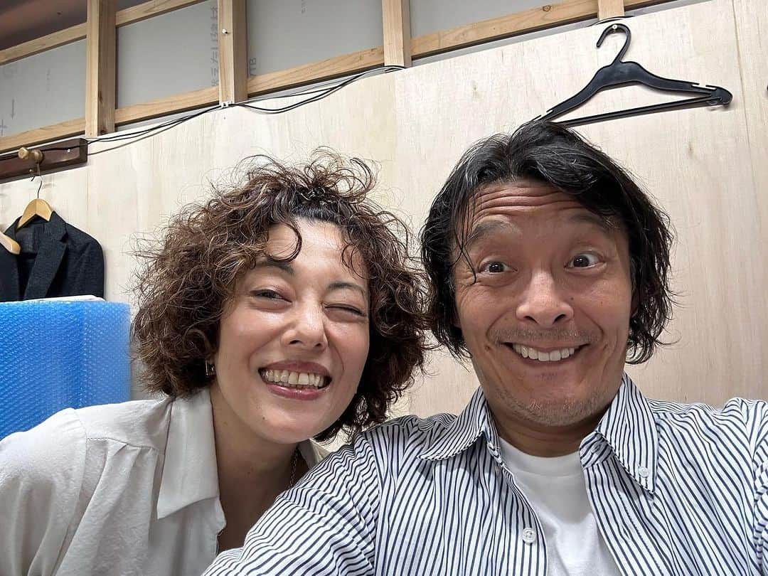 池田有希子のインスタグラム：「清水宏大先輩の胸をお借りして沢山お話させていただき楽しかった🥰御来場くださった皆様ありがとうございました❤️Tシャツもきっと喜んでいます！題材はミュージカルだったのですが話は民主主義へと展開していくものです、よね！清水さんの定石とは全く違う方向からの質問の応酬に興奮しました🔥隣町珈琲さん、自由な場所をありがとうございました❣️」