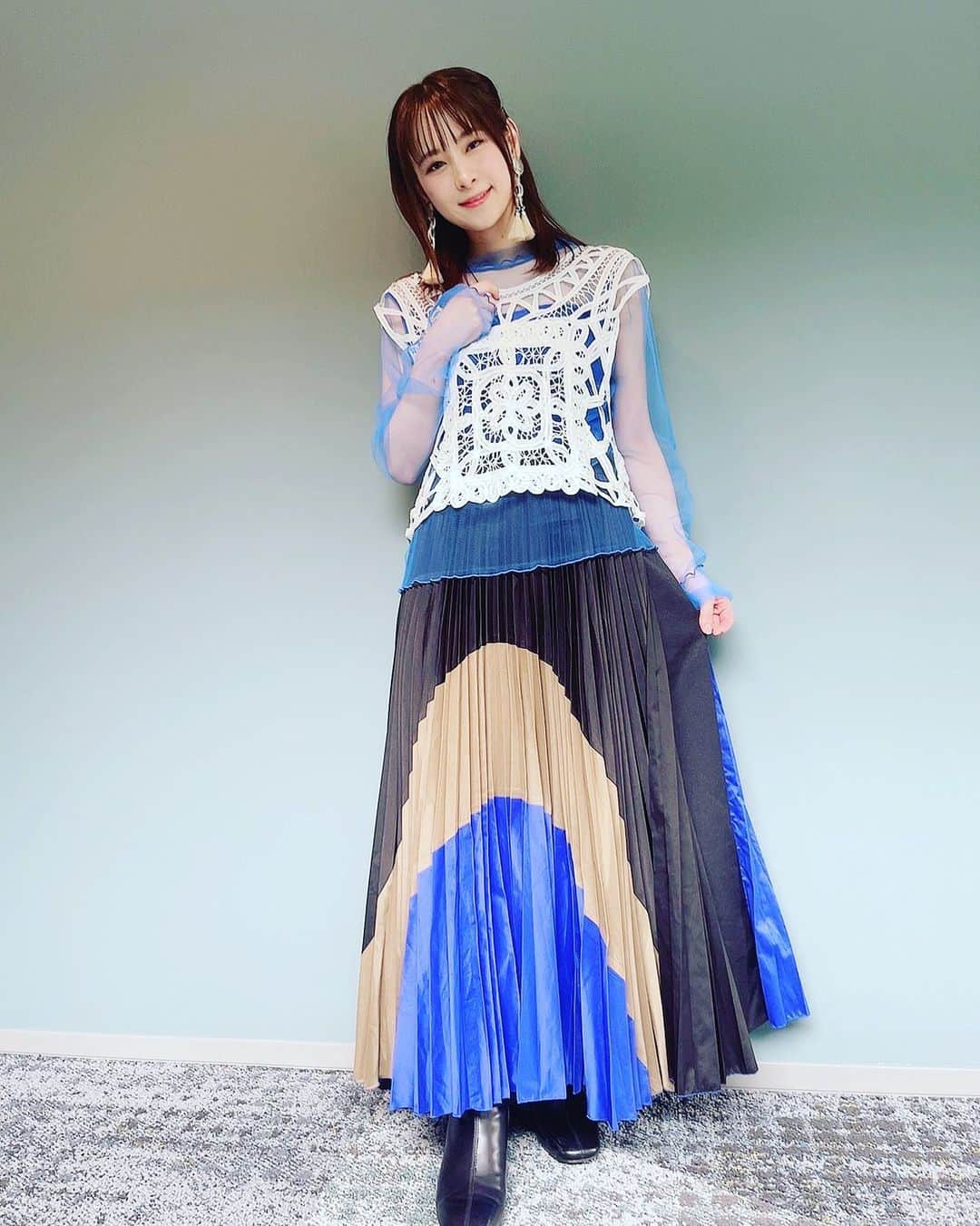 前田佳織里さんのインスタグラム写真 - (前田佳織里Instagram)「先日のお衣装！ トップスはチュール素材で下のスカートもすごく可愛かったー！✨😆  #株主総会 #アミューズ株主総会 #ライブ #衣装」7月1日 9時41分 - maedakaori_official