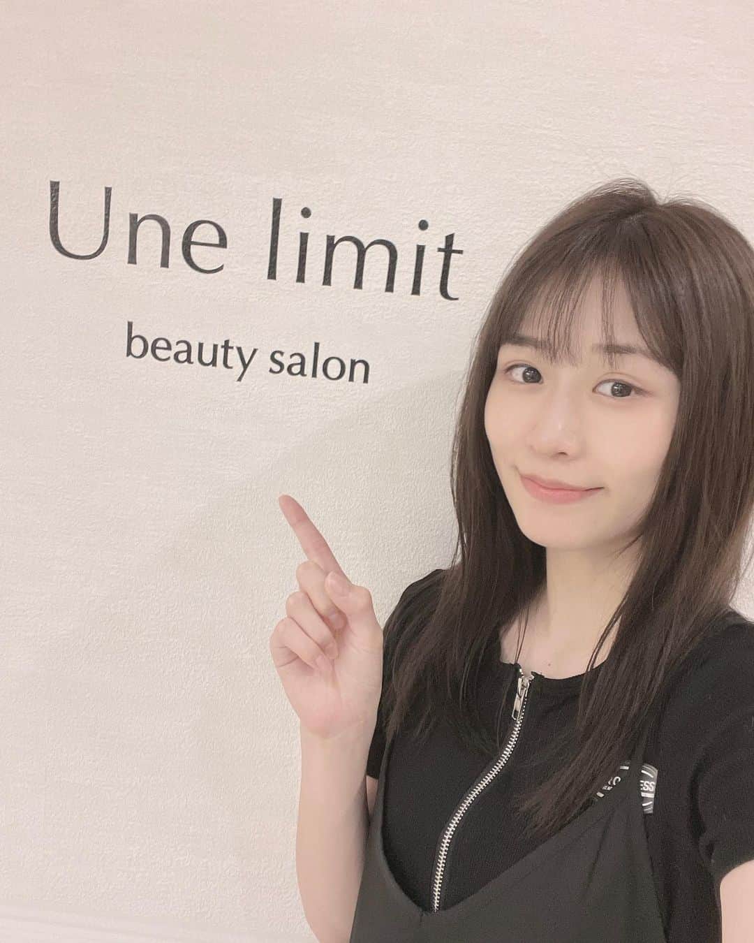 内木志のインスタグラム：「久しぶりに顔のメンテナンスに行けました！ @unelimit_official さんにて2回目の乳酸菌ピーリングしてきました🍼 他にもメニューがあってハーブピーリングも良かったし炭酸もピリピリしてターンオーバー促進してもらえたんだけど、私は乳酸菌がお肌に潤いを与えてくれるので特にお気に入りです🤍 最近食生活や生活リズムが崩れていてお肌が荒れてたんだけど、水分たっぷり補ってもらってぷるぷるお肌になりました🤭 夏もお肌は乾燥しちゃうので保湿ケアしっかりしていかないとな〜と美意識あげてもらえるいい機会にもなりました！ 初めましての担当さんだったんだけど、優しくて可愛い可愛い言ってもらって恥ずかしかった😳 マッサージもしていただいて爆睡してしまった🤫 26ちゃいお肌若返り作戦頑張ります✊ @unelimit_yui さんありがとうございました🤍 月一のご褒美にいかがですか？🤭 #アンリミット #エステサロン #血流からアプローチ #月1の楽しみ #美容day #水光肌 #jetpeel #クリスティーナ #乳酸菌ピーリング #カーボキシー #肌質改善 #ニキビ #デトックス」