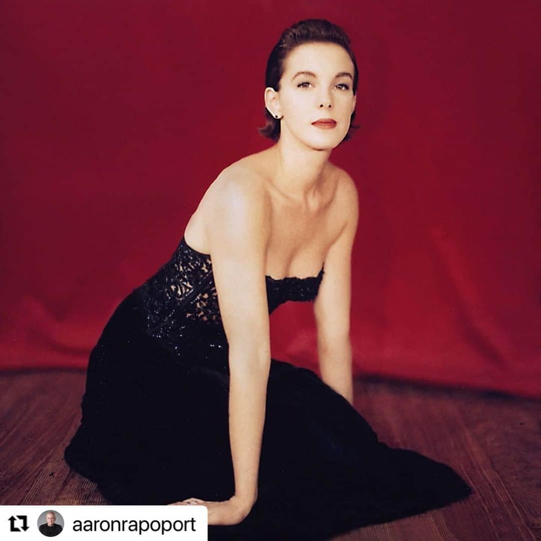 エリザベス・パーキンスのインスタグラム：「Heading into the long weekend like…✌️✌️ #fbf 📷: @aaronrapoport」