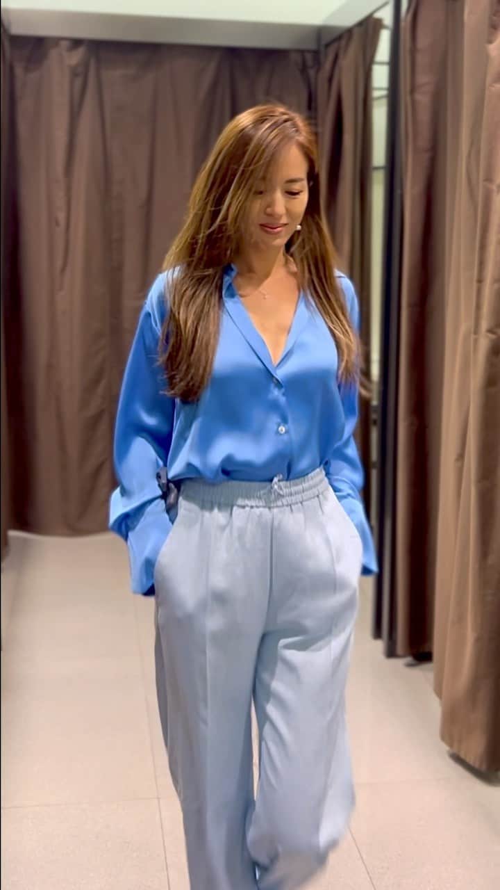 Mieのインスタグラム：「お買い物🩵  毎回10着くらい大量に試着する😆  年中、カラフルなお洋服着たい🩵  #summer #ハワイ #ビタミンカラー #お買い物 #アラモアナ #ワイキキ #オアフ島  #お仕事コーデ  #オフコーデ  @zara ばっか😆」