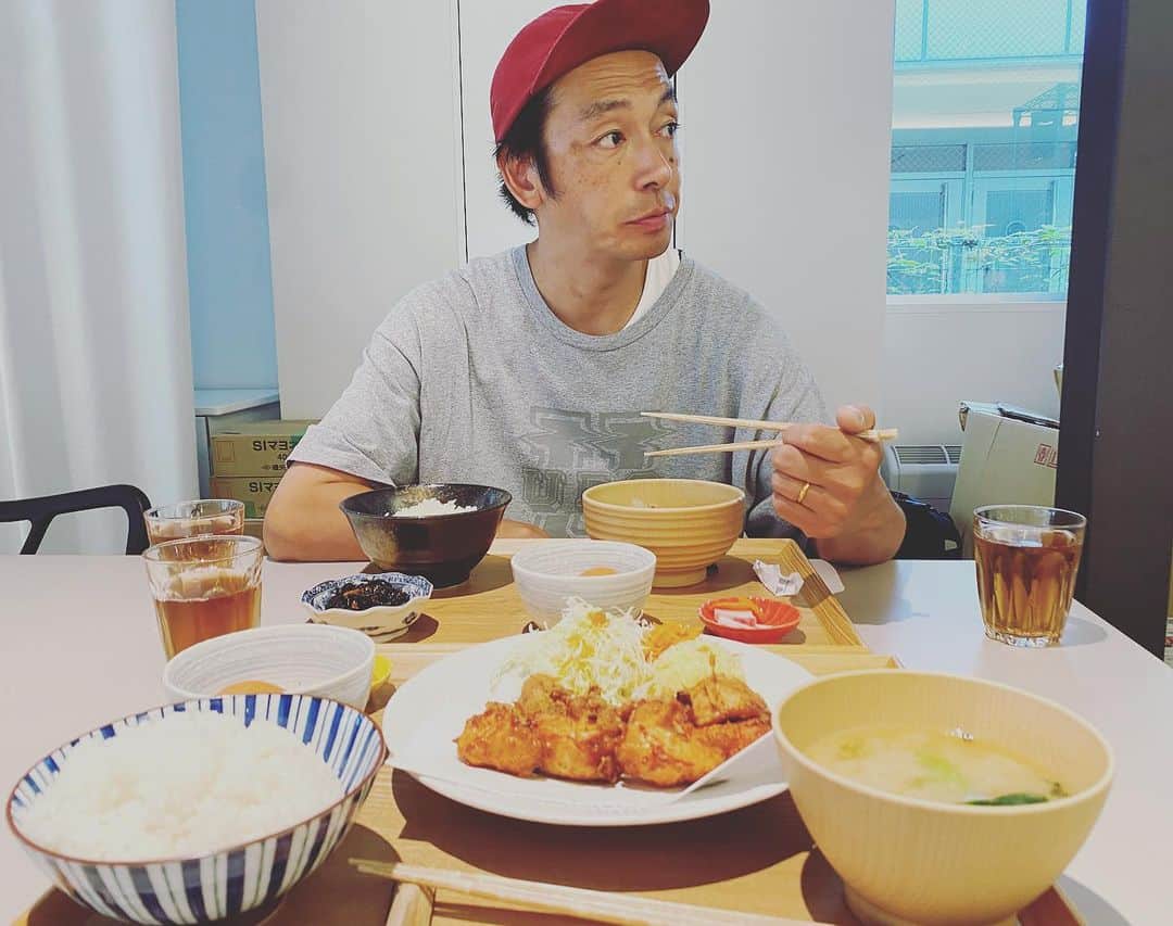 YOPPYのインスタグラム：「. あたしは食べるのが大好きです そして 早食い系の大盛りファビラスオバタリアンです ご飯屋さん　行くのに　大盛り言うのが　恥ずかしくって　まだ言いづらいワードです　 運動大嫌いです  昨日授乳中 ふと思いつき　千円札をお腹の段段様にお供えしましたところ パクーと千円札を横の状態でですが ほぼ完食という　とても信じがたく恐ろしき現象を経験し　世も末を感じ けれども育て上げさせてもらえる 予定のライフが4(犬①子供①子供②子供③)あるので  健康第一を考えてボディメしないといかんと思いました  良いバランスを手に入れたい」