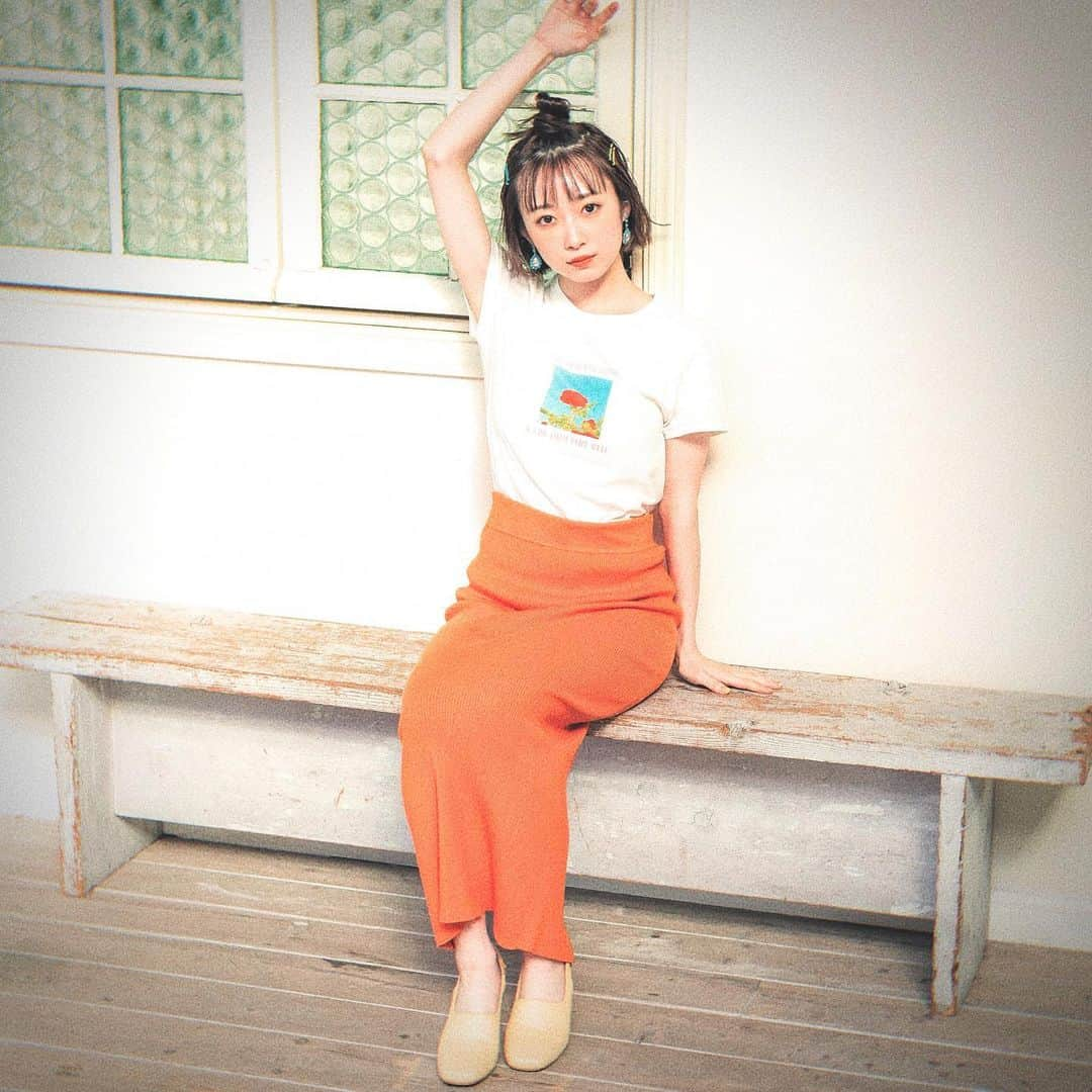 河内美里さんのインスタグラム写真 - (河内美里Instagram)「🐳🍊      さっさと注文したいのに いつまで経っても店員さんが来てくれないから不貞腐れてる  みたいな顔        #カレンダー #7月 #アザーカット         .」7月1日 9時50分 - misato_kawauchi