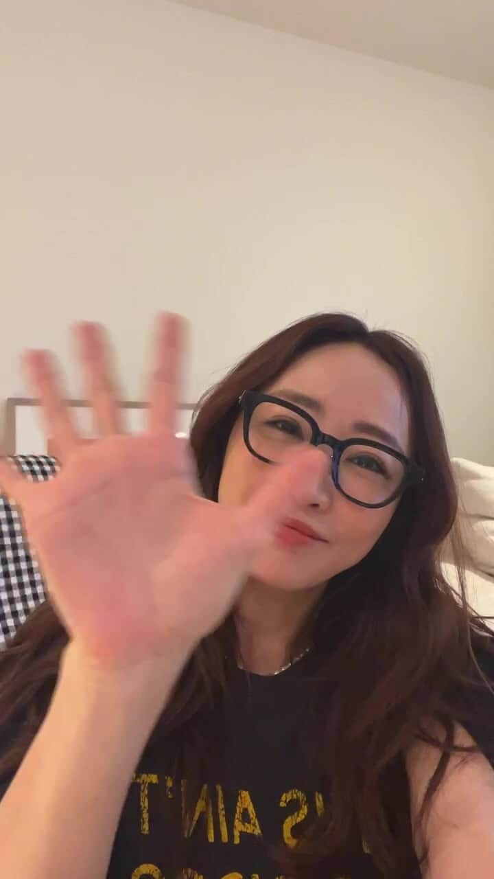 神崎恵のインスタグラム：「・ いってらっしゃい🤲 いい１日を。」