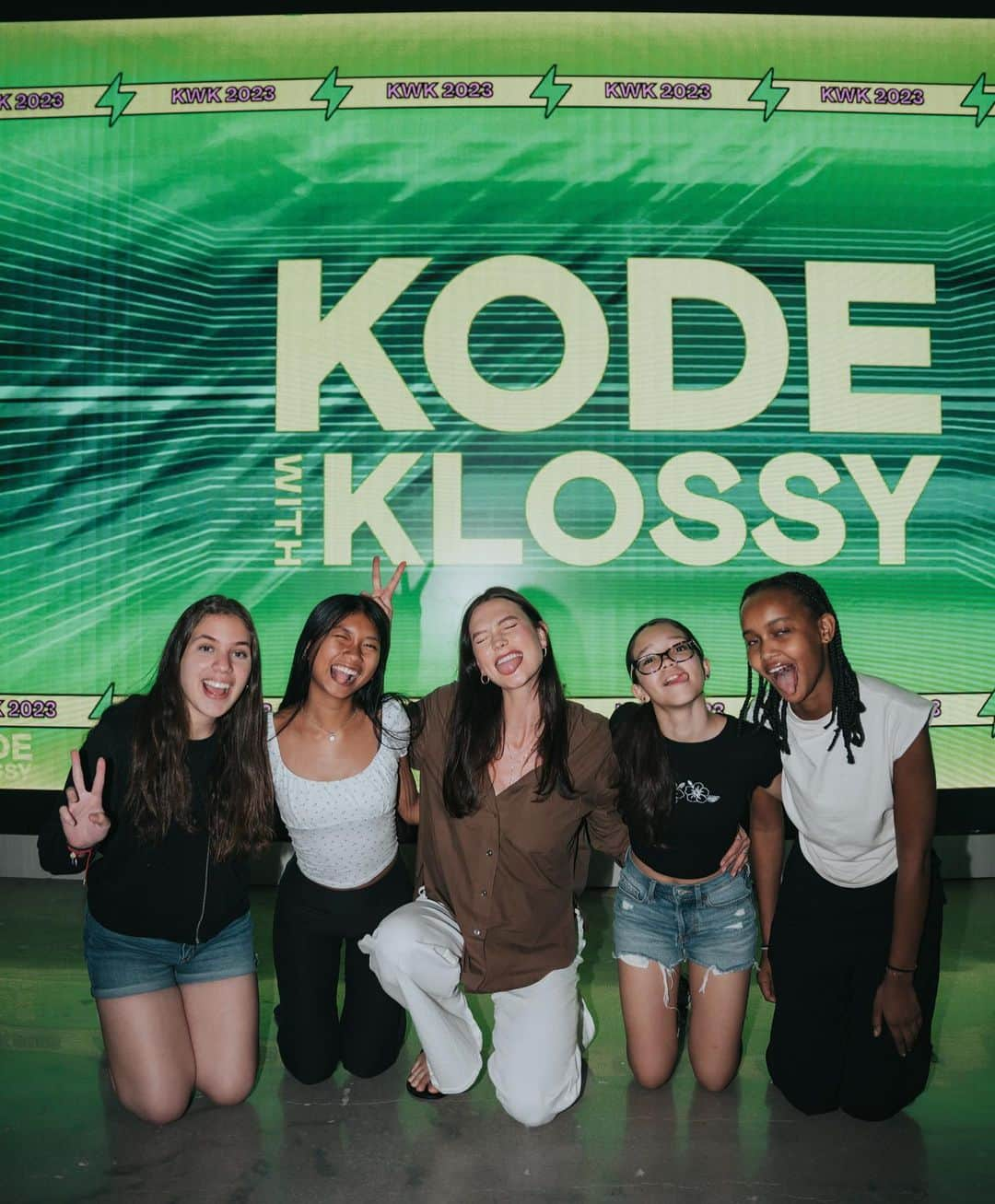 カーリー・クロスのインスタグラム：「Nothing makes me happier than a @kodewithklossy demo day 💫📚💖🤠🌈 Today, scholars from all across the 🌎 presented the projects they spent the last two weeks learning to code and graduated from our program. I can’t wait to see the amazing things you all go on to do 🫶」