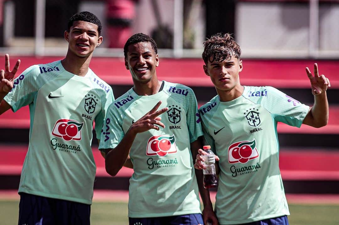 のインスタグラム：「Base forte 💪🏾 🇧🇷  Seleção Brasileira Sub-15 segue em preparação para estreia na Copa 2 de Julho em Salvador-BA.   📸 @mauriciadamattaphoto」