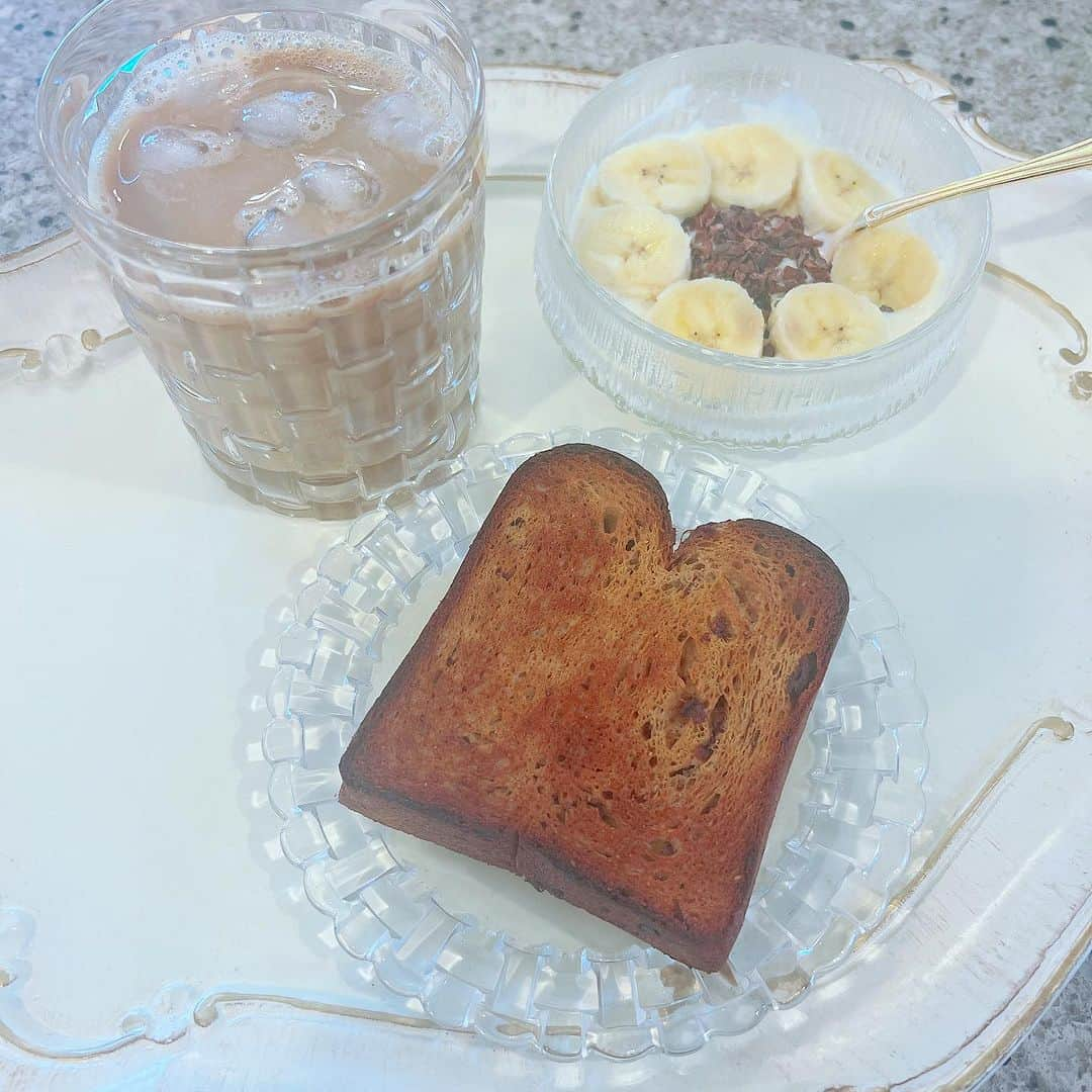 中島彩のインスタグラム：「今日の朝ごはん💕  @basefood_tokyo の #basebread のミニ食パンレーズンと、 カカオニブとバナナのヨーグルトと腸活カフェオレ✨ 軽くトーストしたさくっとパンが美味しくて朝から満たされた…😍🫶🏻 栄養素もしっかり摂れます😎✨  からだに必要な栄養素がぎゅっとつまっているので、 罪悪感なく食べられるパン🤭  #basefoodlife #basefoodアンバサダー  #完全栄養食  #basefood #美容と健康  #ダイエット生活  #朝ごはん #pr」