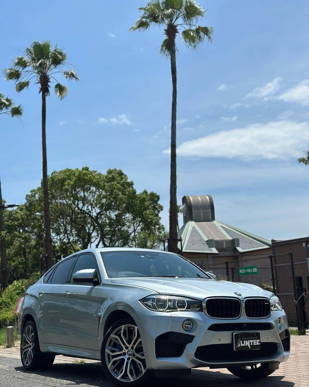 株式会社 リンテックのインスタグラム：「7月𝐬𝐭𝐚𝐫𝐭🩵🌴  New ARRIVER　BMW X6💙🏁 ボディーカラー：シルバーストーン   6月もたくさんの皆様にお越しいただき、また、ご成約頂きましてありがとうございました⭐️🪄  早いもので2023年も折り返し地点の日を迎えました。  長雨が続きますが、雨にも負けぬ笑顔で、皆様をお迎えしてまいります。  7月も皆様のご来店を、スタッフ一同心よりお待ちしております。  〒658ー0031  神戸市東灘区向洋町東1-4 TEL: 078-858-0400  FAX:078-858-0401  #輸入車  #輸入車好きと繋がりたい  #instagood  #fyp#afternoon  #インスタ映え #instalike #車  #高級車  #車好きな人と繋がりたい  #ドライブ #sunny #お洒落  #car #おすすめ #外車 #mini #オープンカー #car #summer#メルセデスベンツ #gw #コルベット #mercedes #brz #国産車 #スポーツカー #アメ車 #bmw #bmwx6  #ドイツ車」