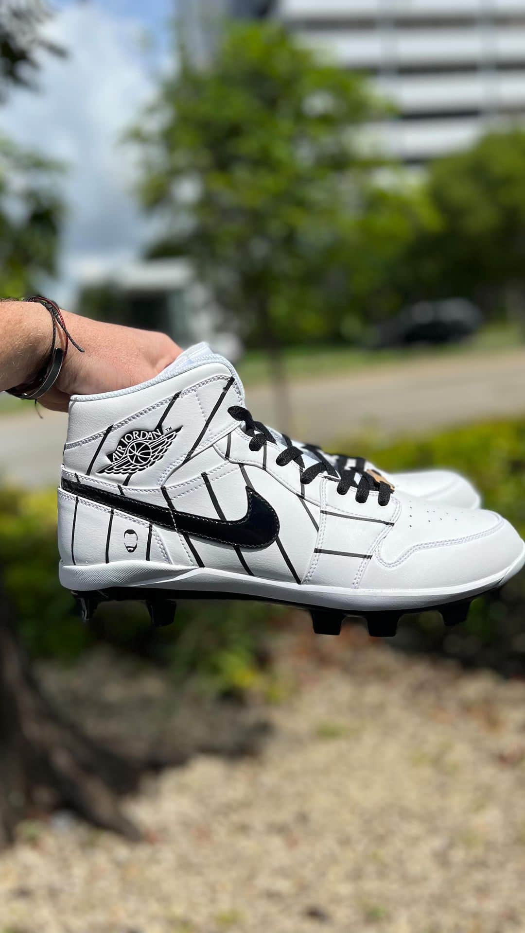 ヤズマニ・グランダルのインスタグラム：「Who said Pin stripes had to be “regular”?  I think I prefer them this way!!  Custom 1of1 cleats for my fellow @miamihurricanes alum, @yazmaniandvl.  #SolesBySir #1of1 #customCleats #YazmaniGrandal  #IMYDC#Chicago #WhiteSox #CustomJordans #BaseballCleats」