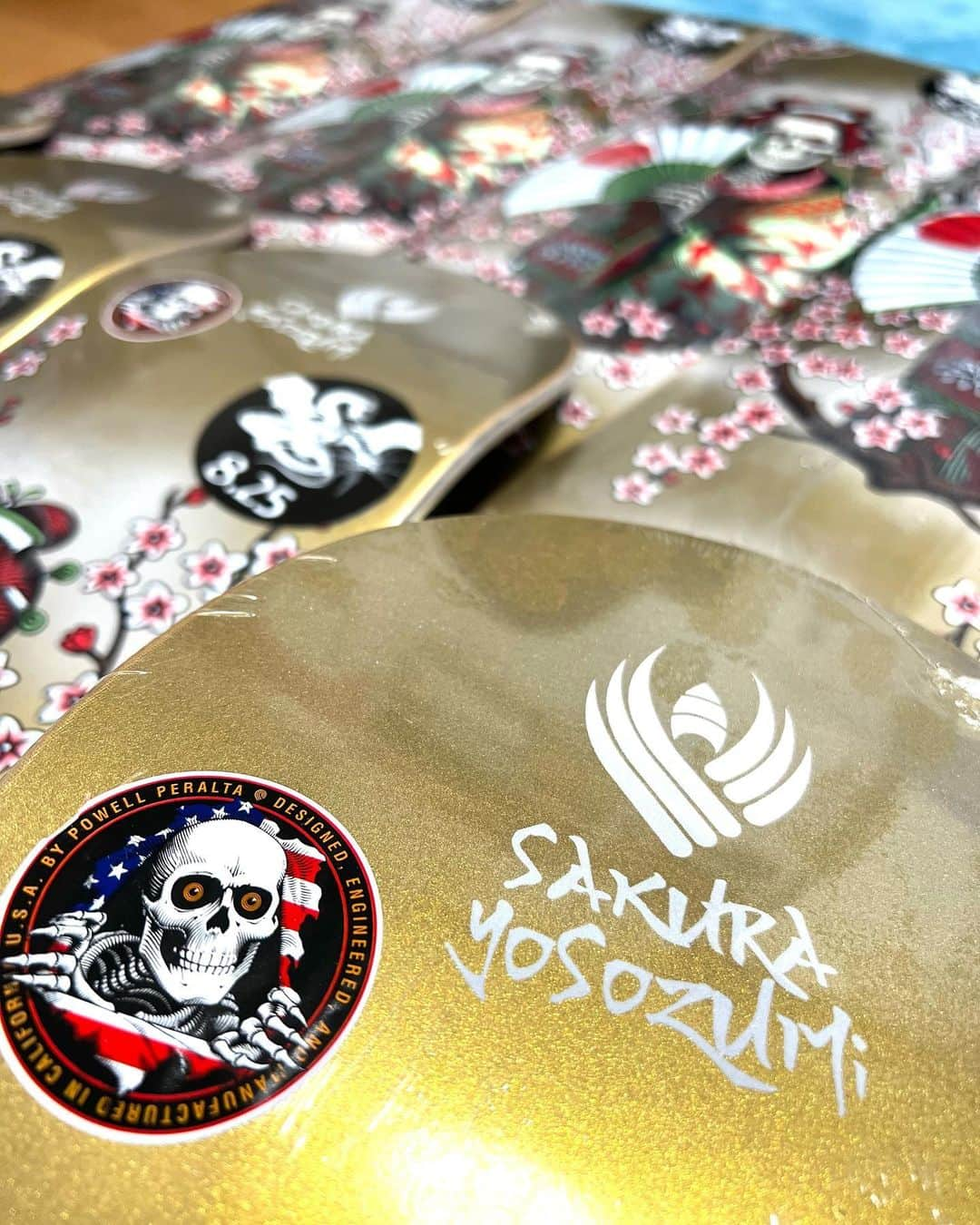 四十住さくらさんのインスタグラム写真 - (四十住さくらInstagram)「🌸☠️New color Gold deck💛✨  Thanks @powellperalta 🏴‍☠️ always for great support😚  #powellperalta #sakurayosozumi #model  #new #color #gold #deck  #はやく復活して #ゴールド #乗りたい  #第一生命」7月1日 10時06分 - sakura_yosozumi