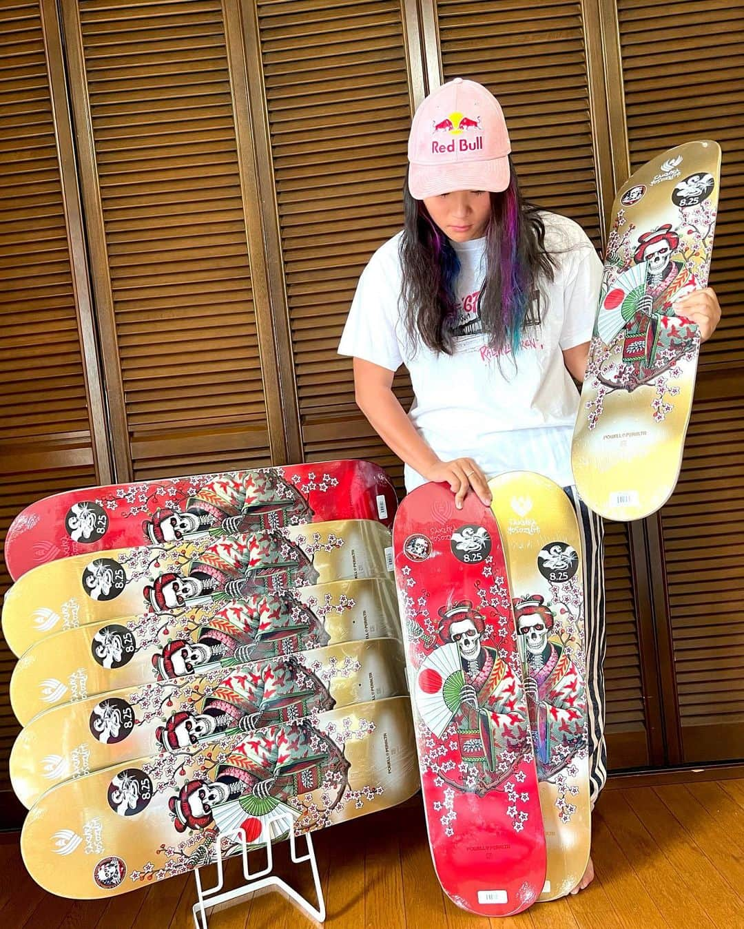 四十住さくらさんのインスタグラム写真 - (四十住さくらInstagram)「🌸☠️New color Gold deck💛✨  Thanks @powellperalta 🏴‍☠️ always for great support😚  #powellperalta #sakurayosozumi #model  #new #color #gold #deck  #はやく復活して #ゴールド #乗りたい  #第一生命」7月1日 10時06分 - sakura_yosozumi