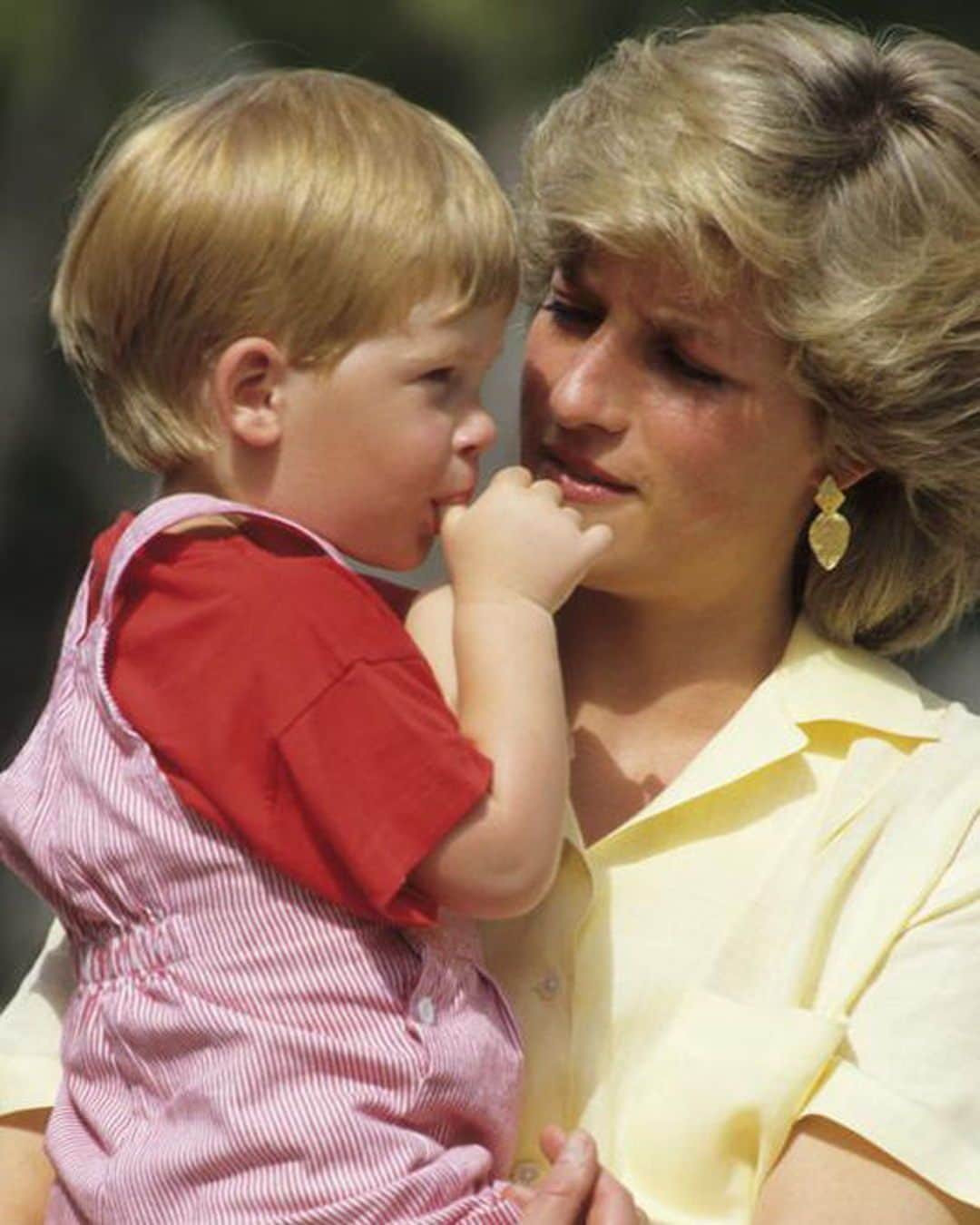 フィガロジャポンさんのインスタグラム写真 - (フィガロジャポンInstagram)「本日、7月1日は #ダイアナ元妃 の誕生日。こんな日に振り返りたいのは、 世界中から愛された元妃がパワフルに過ごした色褪せない日々。アイコニックな写真とともにプレイバック📸  1️⃣幼いウィリアム王子を抱き上げるダイアナ元妃。  2️⃣ ハリー王子とウィリアムズ王子と。母としての顔と笑顔を見せた瞬間。 3️⃣ 指しゃぶりをするウィリアム王子を優しく見守る眼差しが優しい。 4️⃣ 世紀のウェディングと謳われた結婚式。8m近いトレーンの純白のドレスを纏って。 5️⃣ 1986年に撮影された写真。イギリスのハイグローブハウスにて。 6️⃣ 白いズボンにブーツ、ブレザー、キャップをコーディネート。ウェザビーで息子たちを学校に送った時のスタイル。  フィガロ.jpでは元妃の軌跡を振り返る記事を公開中、ぜひチェックを。  photography: Abaca , Getty Images   #ダイアナ妃 #Diana #PrincessofWales」7月1日 10時00分 - madamefigarojapon