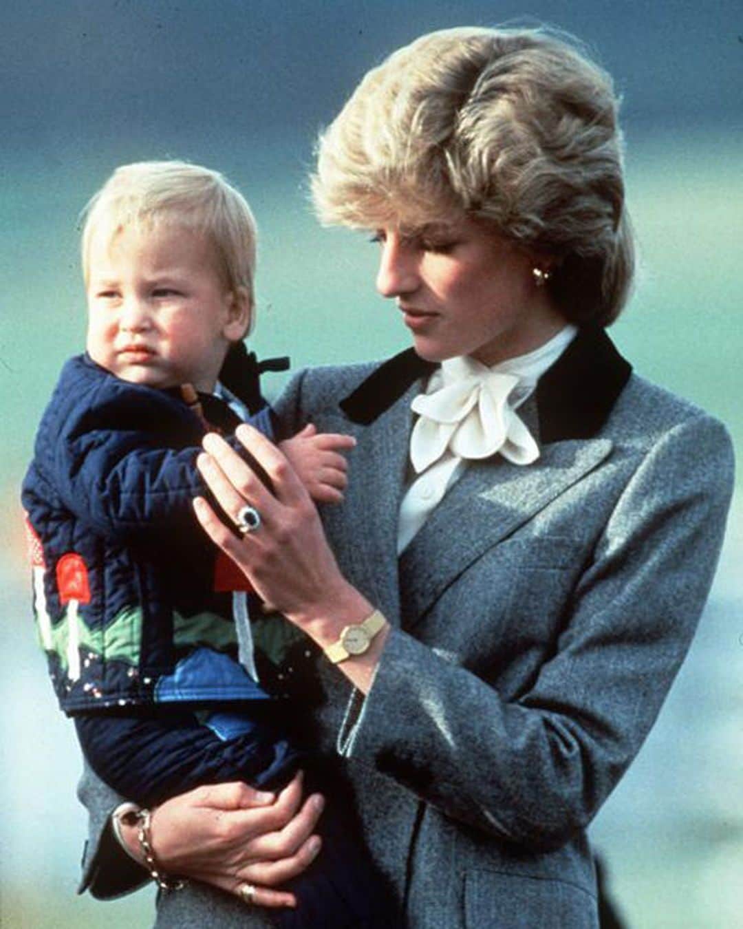 フィガロジャポンさんのインスタグラム写真 - (フィガロジャポンInstagram)「本日、7月1日は #ダイアナ元妃 の誕生日。こんな日に振り返りたいのは、 世界中から愛された元妃がパワフルに過ごした色褪せない日々。アイコニックな写真とともにプレイバック📸  1️⃣幼いウィリアム王子を抱き上げるダイアナ元妃。  2️⃣ ハリー王子とウィリアムズ王子と。母としての顔と笑顔を見せた瞬間。 3️⃣ 指しゃぶりをするウィリアム王子を優しく見守る眼差しが優しい。 4️⃣ 世紀のウェディングと謳われた結婚式。8m近いトレーンの純白のドレスを纏って。 5️⃣ 1986年に撮影された写真。イギリスのハイグローブハウスにて。 6️⃣ 白いズボンにブーツ、ブレザー、キャップをコーディネート。ウェザビーで息子たちを学校に送った時のスタイル。  フィガロ.jpでは元妃の軌跡を振り返る記事を公開中、ぜひチェックを。  photography: Abaca , Getty Images   #ダイアナ妃 #Diana #PrincessofWales」7月1日 10時00分 - madamefigarojapon